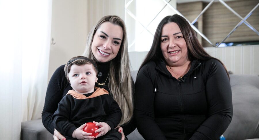 Davi, com a mãe Beatriz e a avó Terezinha; família procurou atendimento na unidade da Defensoria Pública na Alesc e conseguiu garantir a prótese auditiva para o pequeno