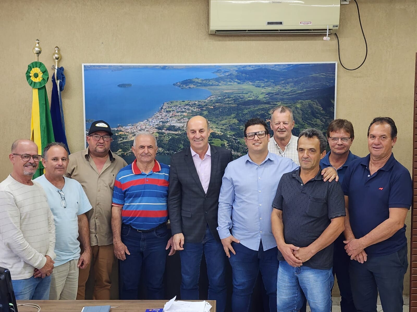 Deputado José Milton Scheffer e lideranças de Imaruí