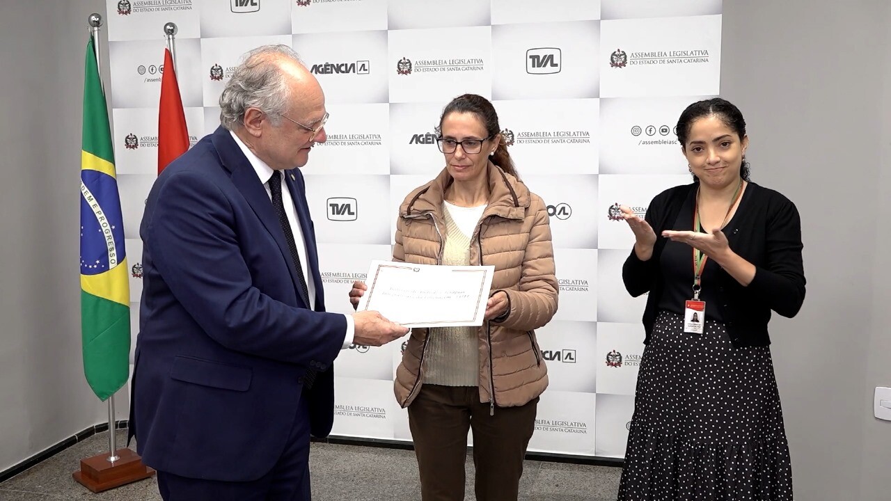 Instituto de Audição e Terapias Integrativas e da Linguagem recebe homenagem do Parlamento