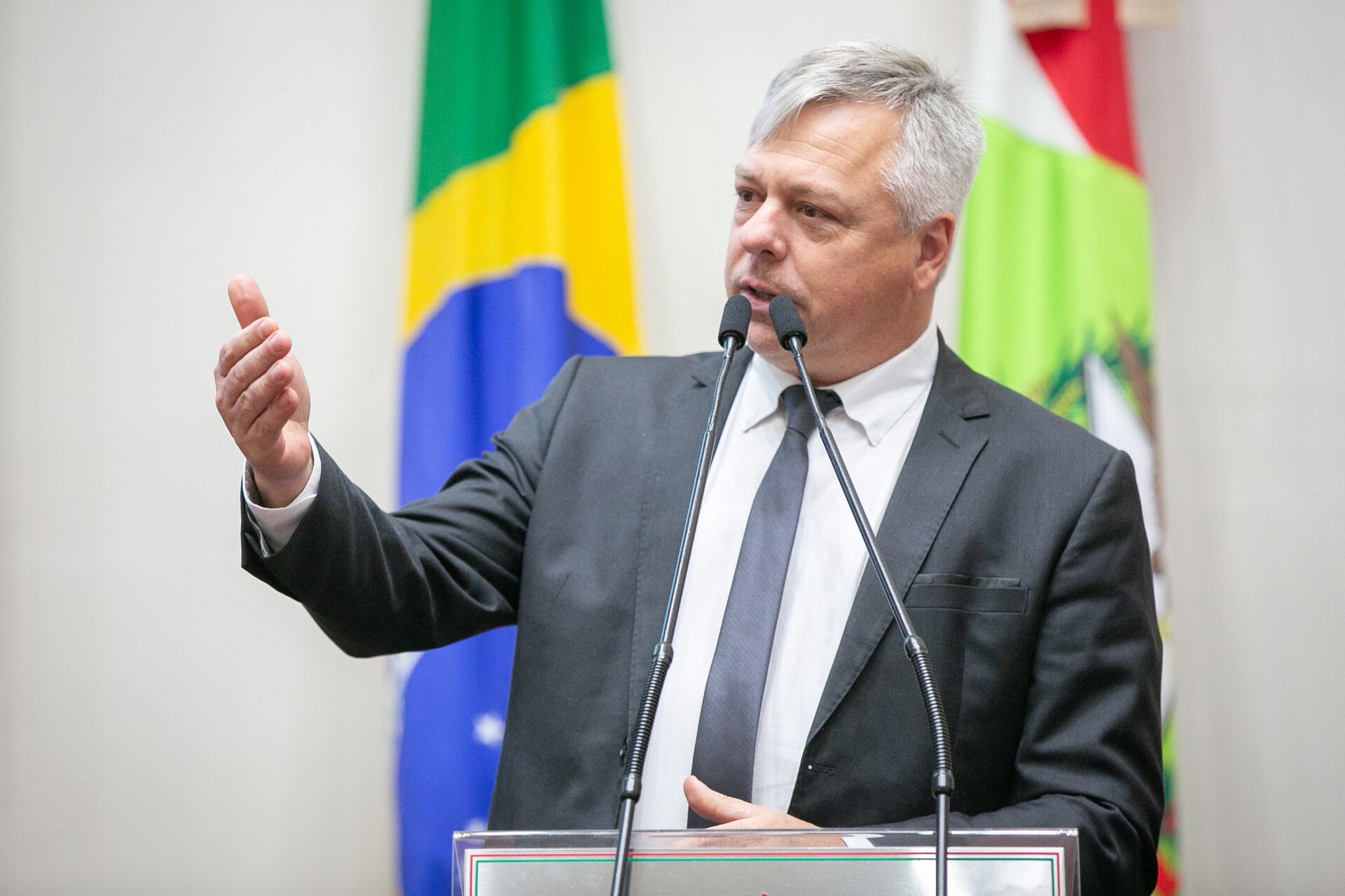 Fabiano cobra programas do governo do Estado para acolher imigrantes venezuelanos