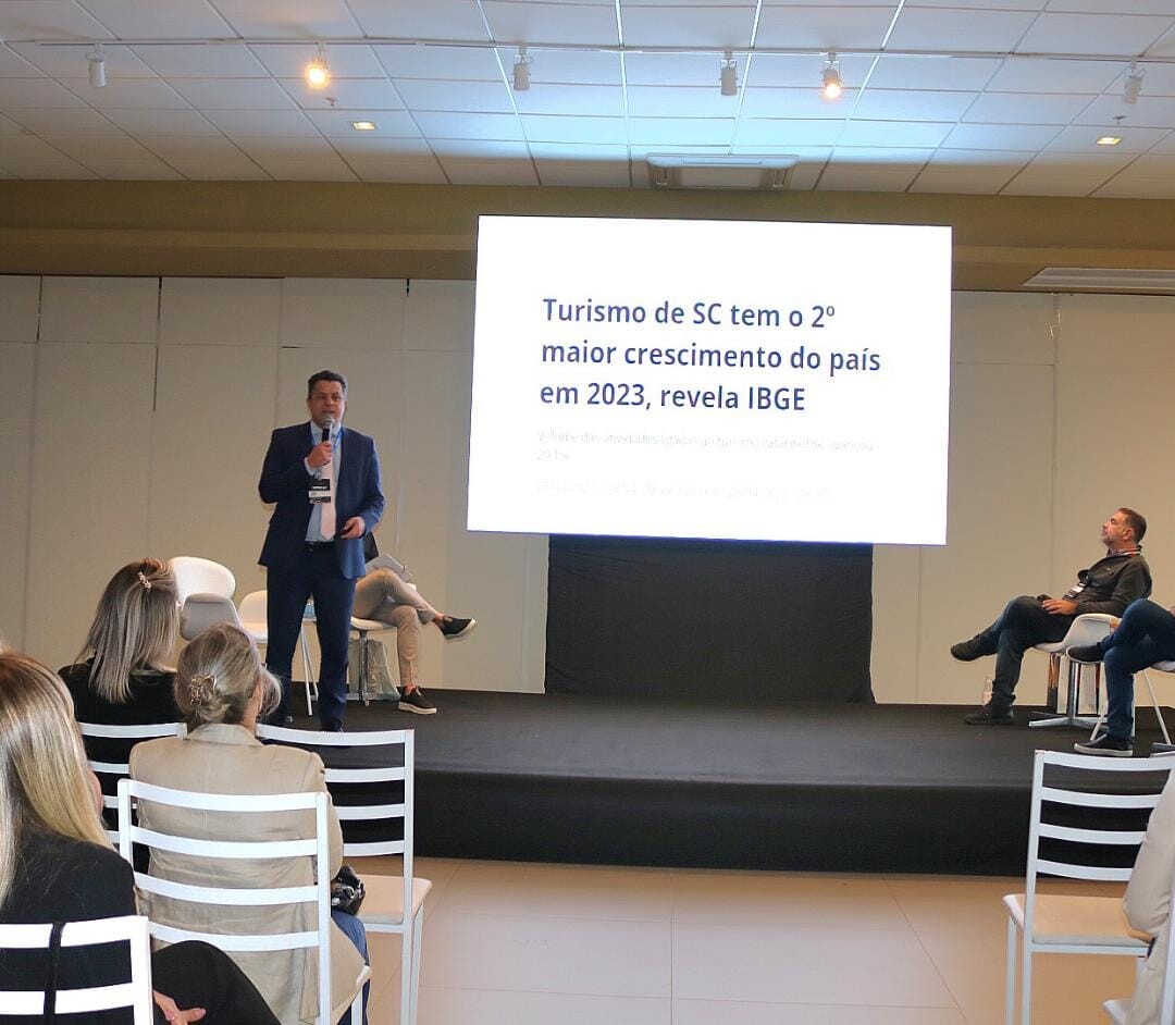 Deputado Ivan Naatz fala sobre turismo catarinense no congresso da Fecam