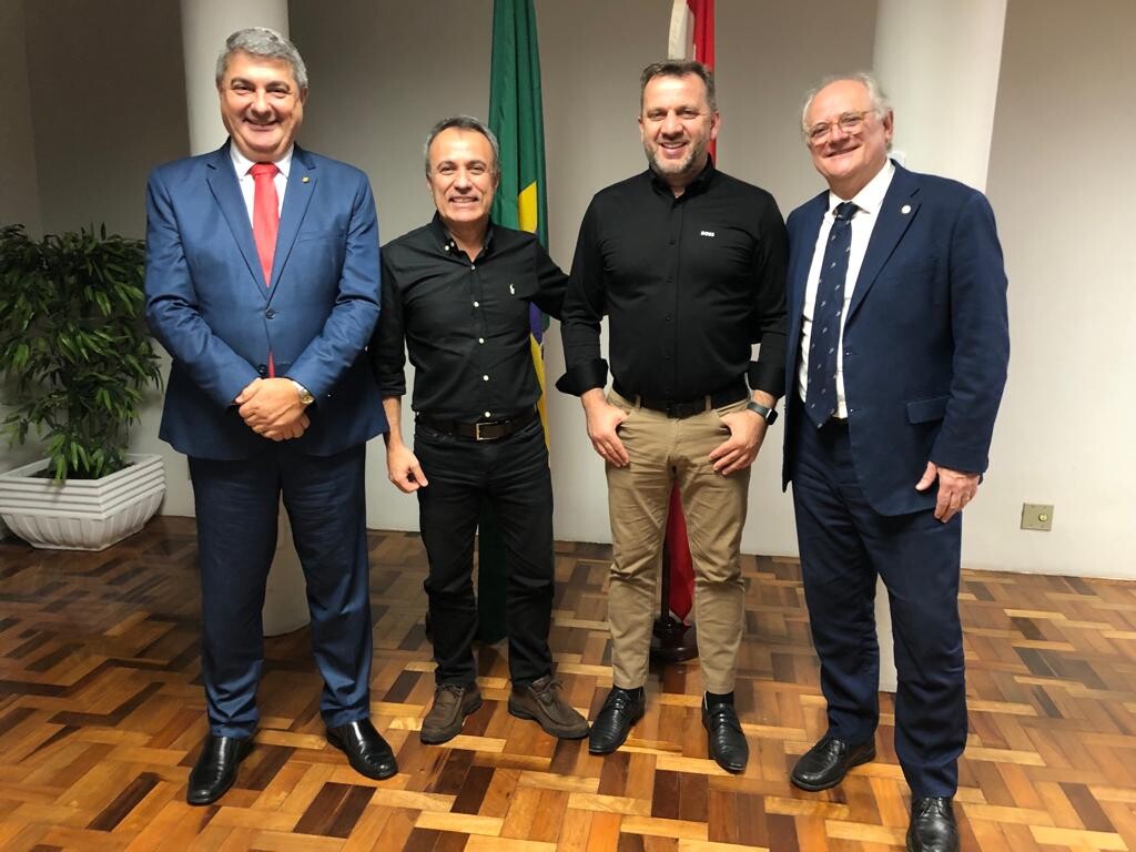 Deputados Dr. Vicente, Lunelli, secretário estadual de Infraestrutura, Jerry Comper, e secretário adjunto, Ricardo Grando