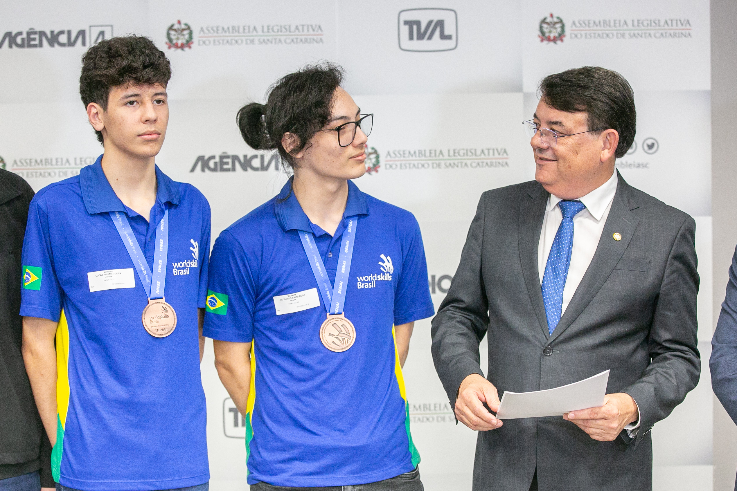 MOÇÃO DE APLAUSO - Deputado Maurício Peixer entrega honraria a estudantes de Joinville