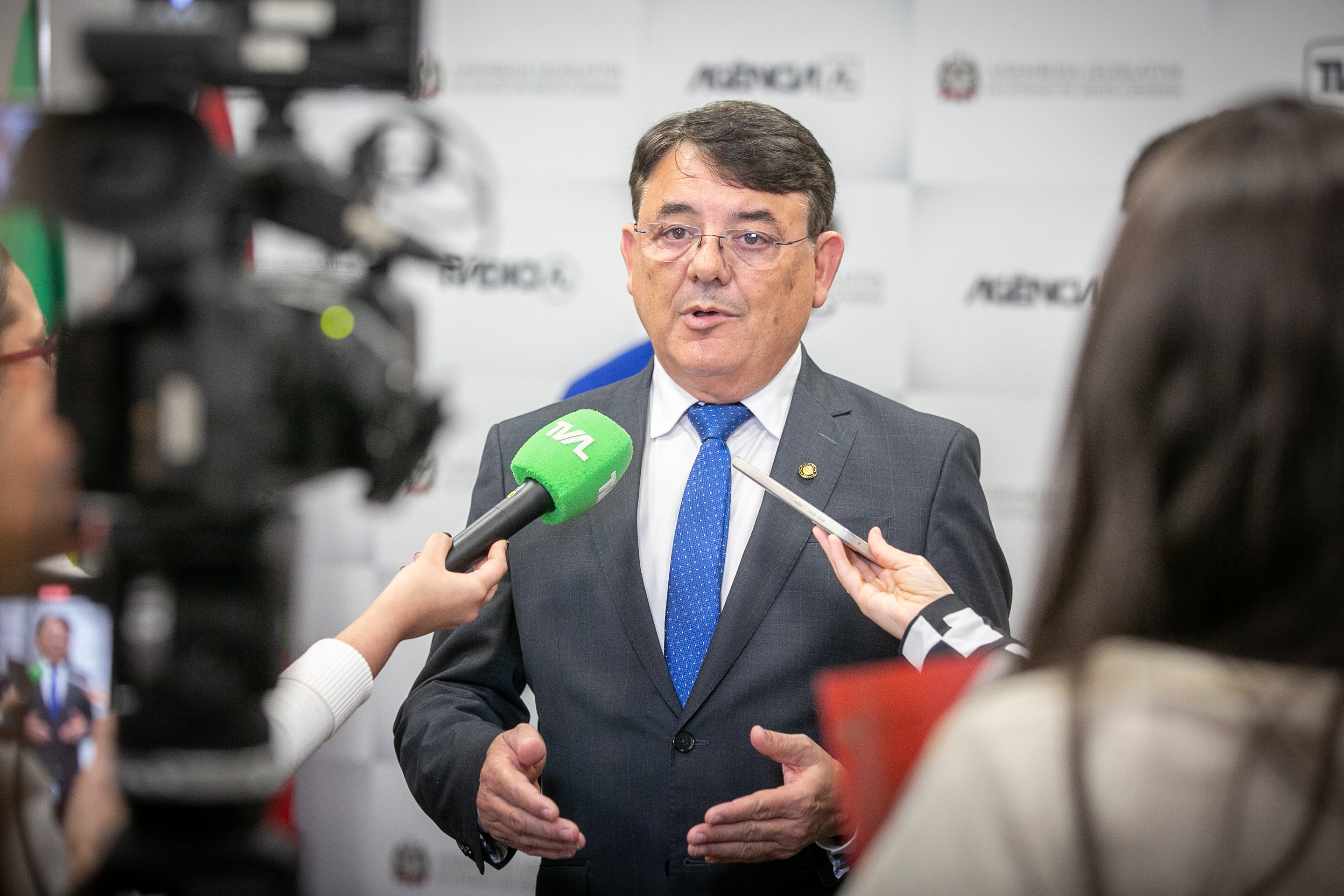 MOÇÃO DE APLAUSO - Deputado Maurício Peixer entrega honraria a estudantes de Joinville