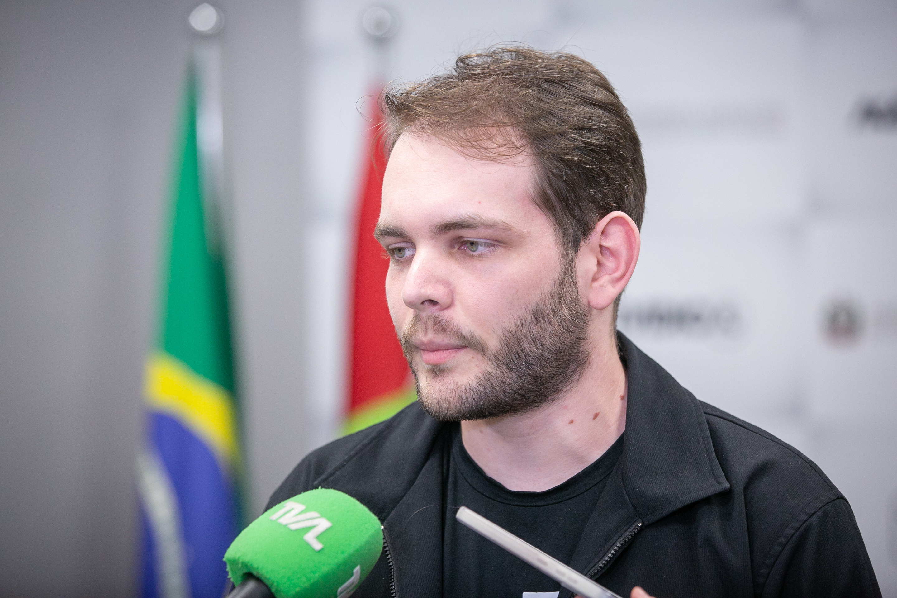 MOÇÃO DE APLAUSO - Deputado Maurício Peixer entrega honraria a estudantes de Joinville