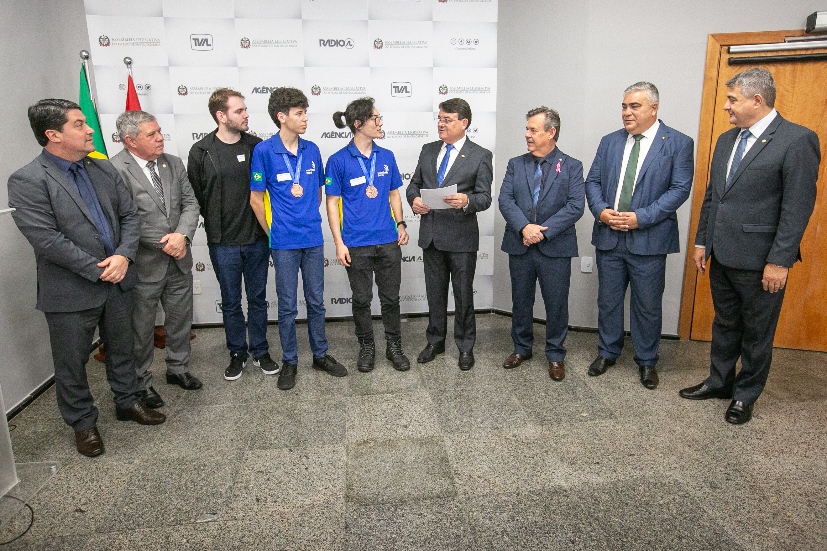 MOÇÃO DE APLAUSO - Deputado Maurício Peixer entrega honraria a estudantes de Joinville