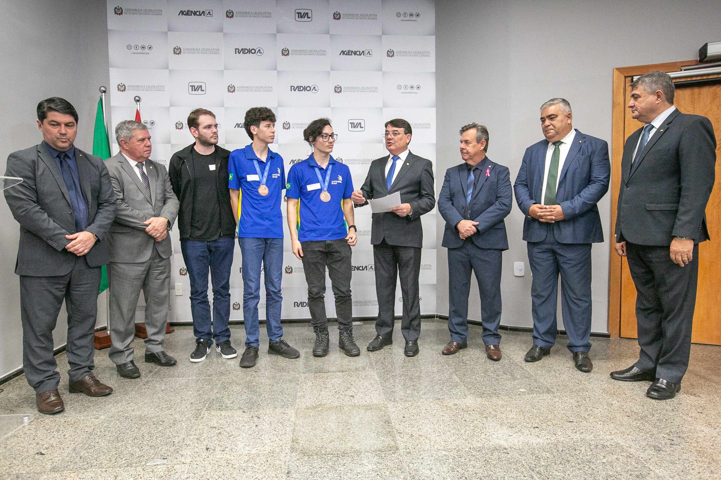MOÇÃO DE APLAUSO - Deputado Maurício Peixer entrega honraria a estudantes de Joinville