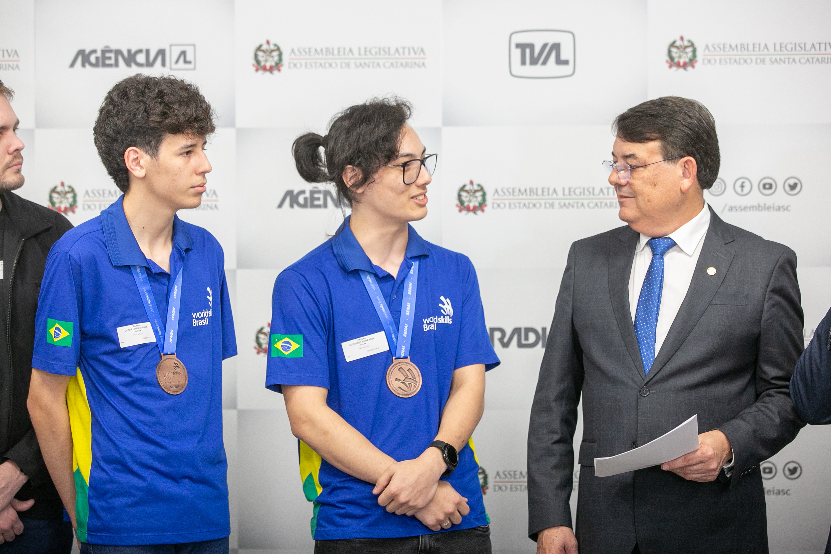 MOÇÃO DE APLAUSO - Deputado Maurício Peixer entrega honraria a estudantes de Joinville