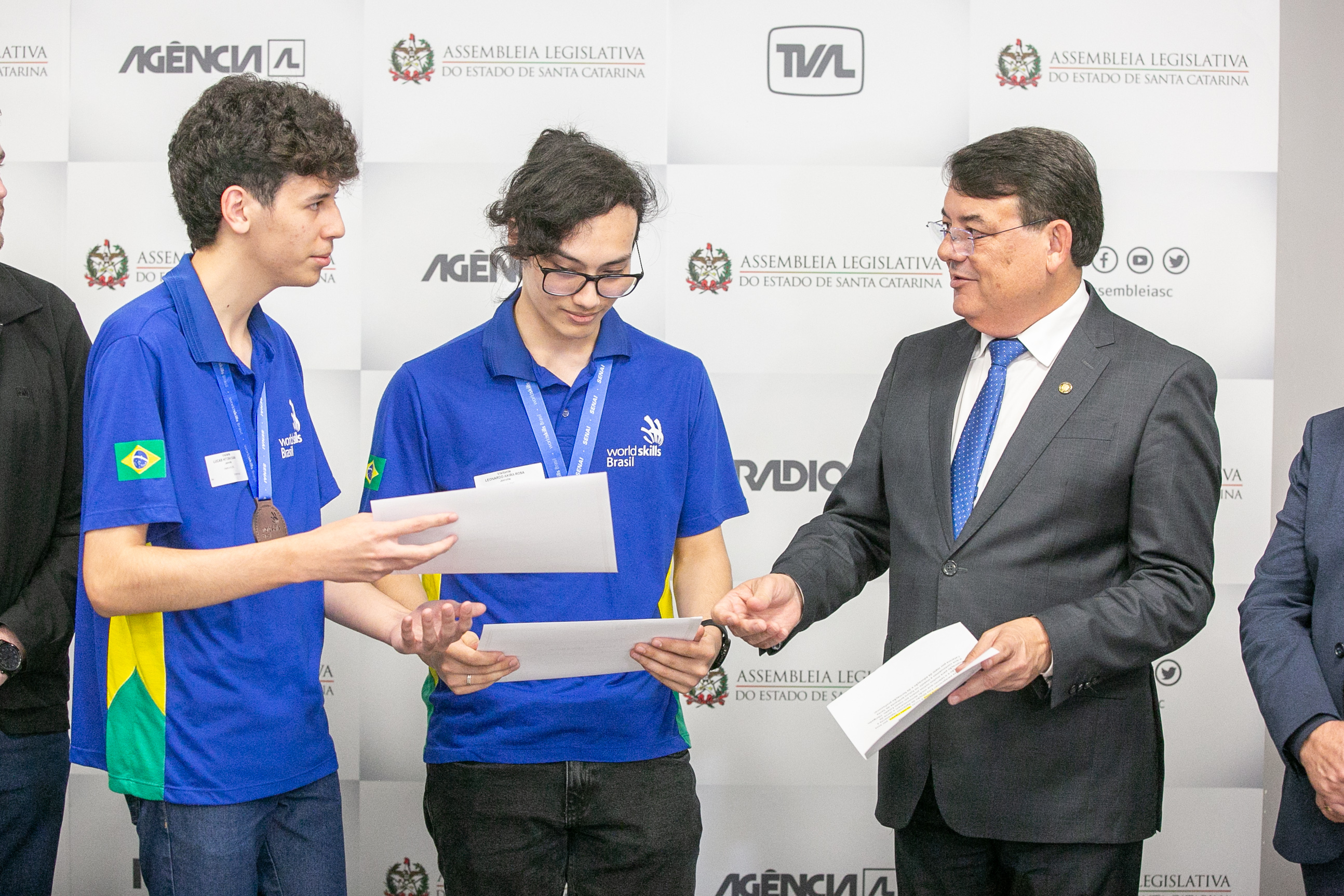 MOÇÃO DE APLAUSO - Deputado Maurício Peixer entrega honraria a estudantes de Joinville