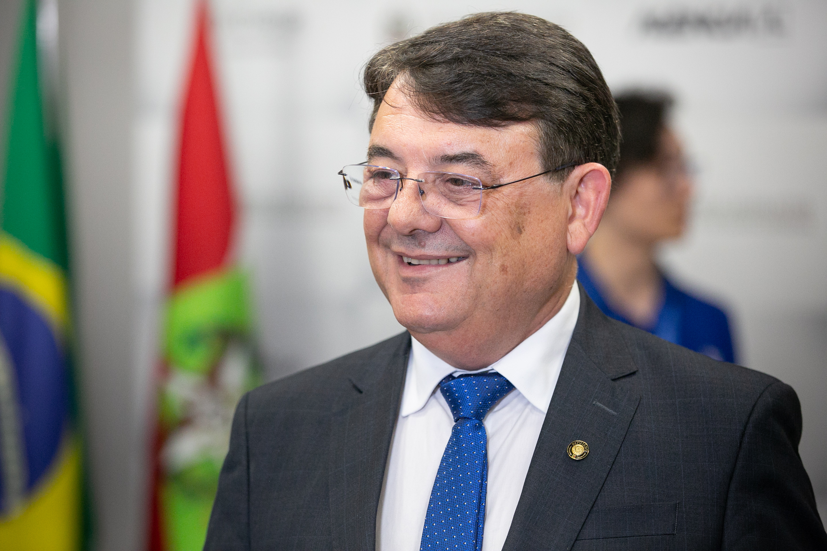 MOÇÃO DE APLAUSO - Deputado Maurício Peixer entrega honraria a estudantes de Joinville