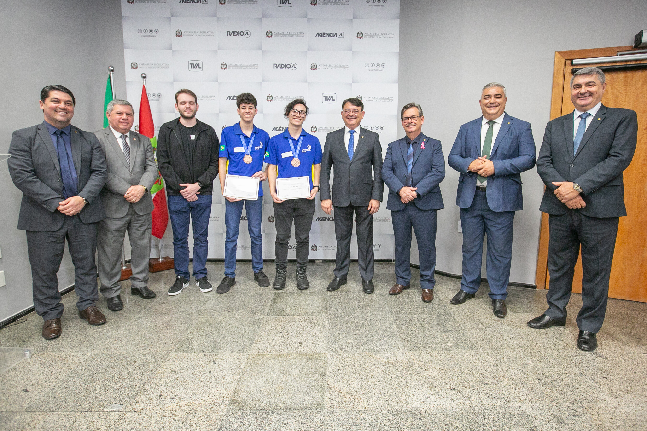Estudantes que representarão SC em competição mundial recebem moção de aplauso