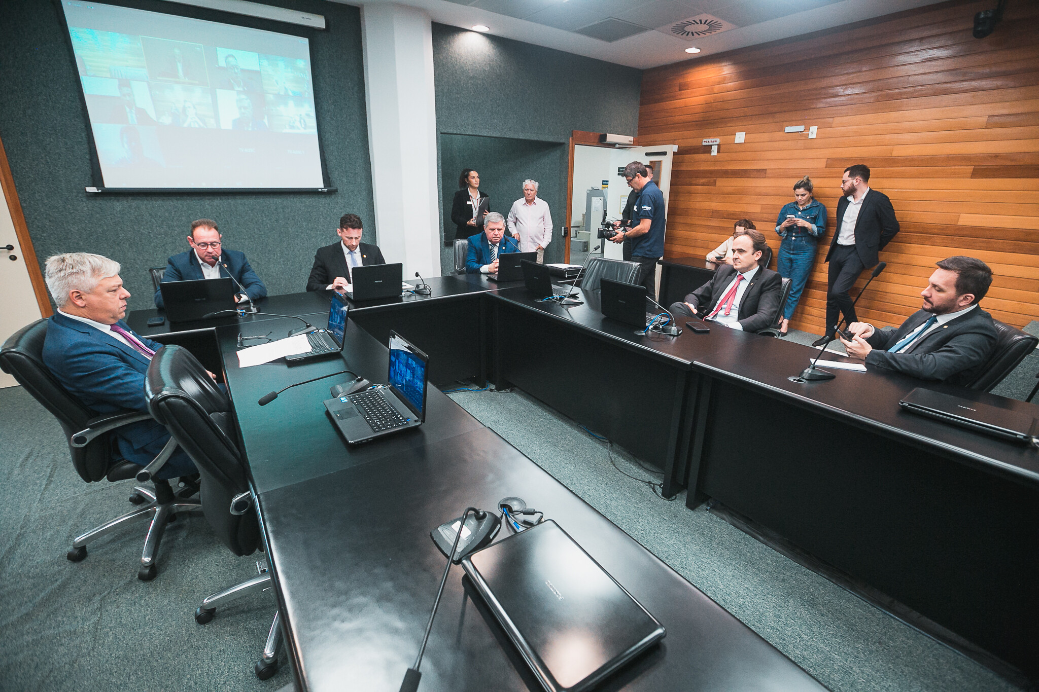Presidentes do Cref/SC e da Comissão de Esporte da Fecam falam em comissão