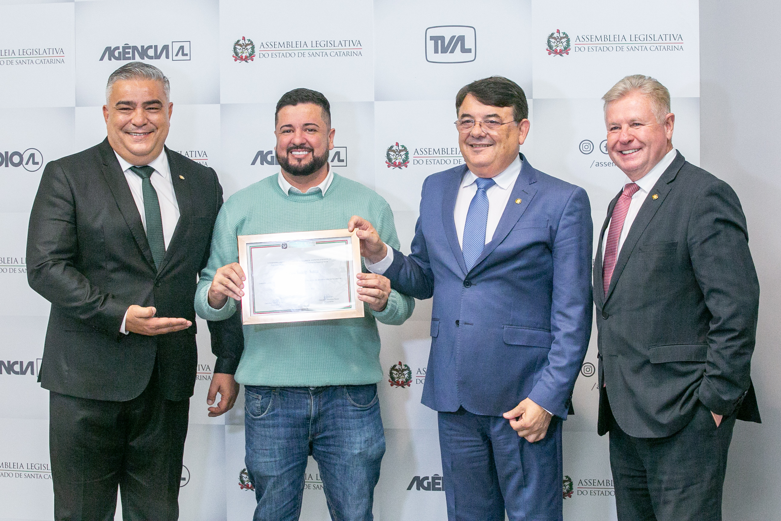 MOÇÃO DE APLAUSO - Deputado Maurício Peixer entrega honraria ao Sr. Anderson Rodrigo Souza