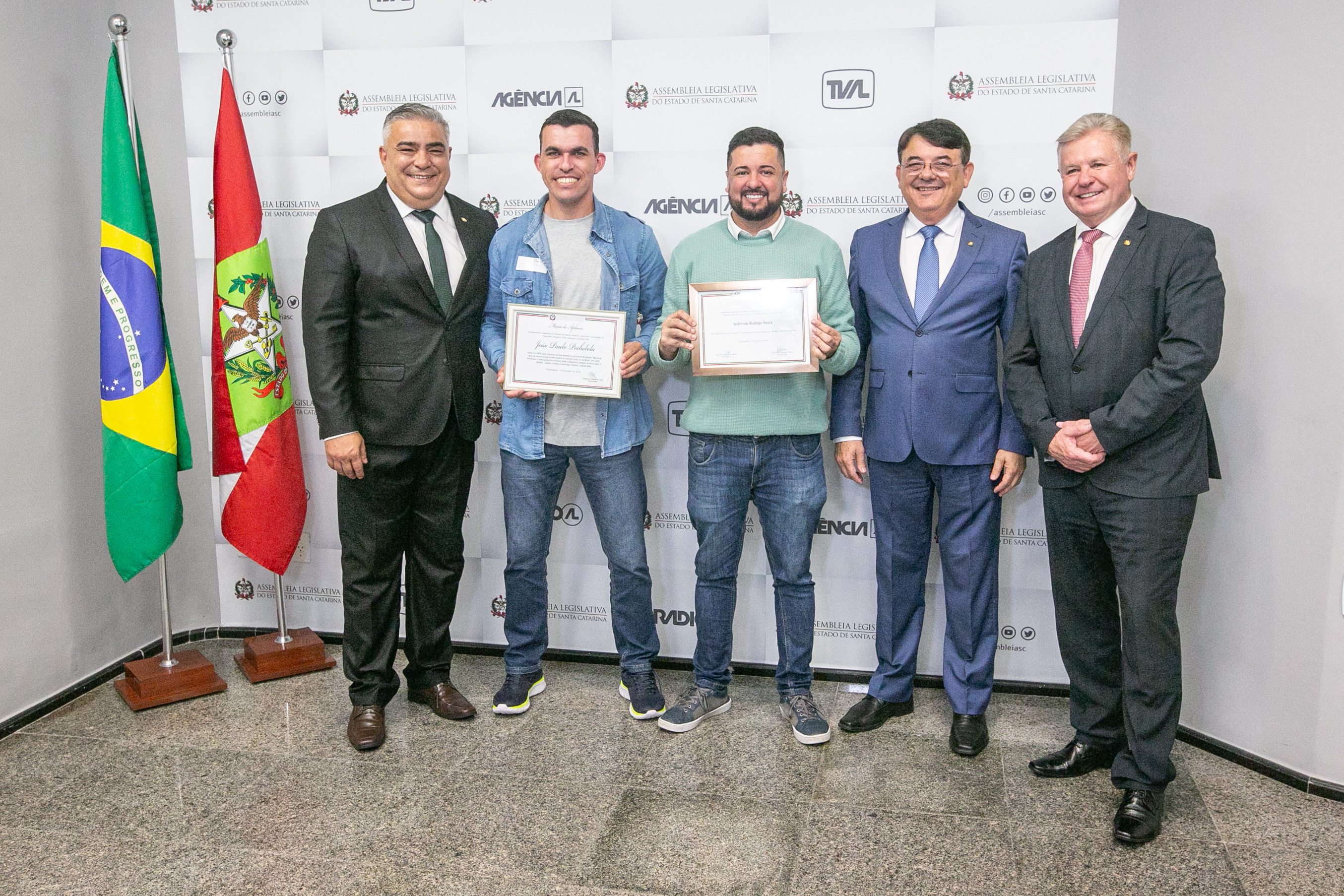 MOÇÃO DE APLAUSO - Deputado Maurício Peixer entrega honraria ao Sr. Anderson Rodrigo Souza