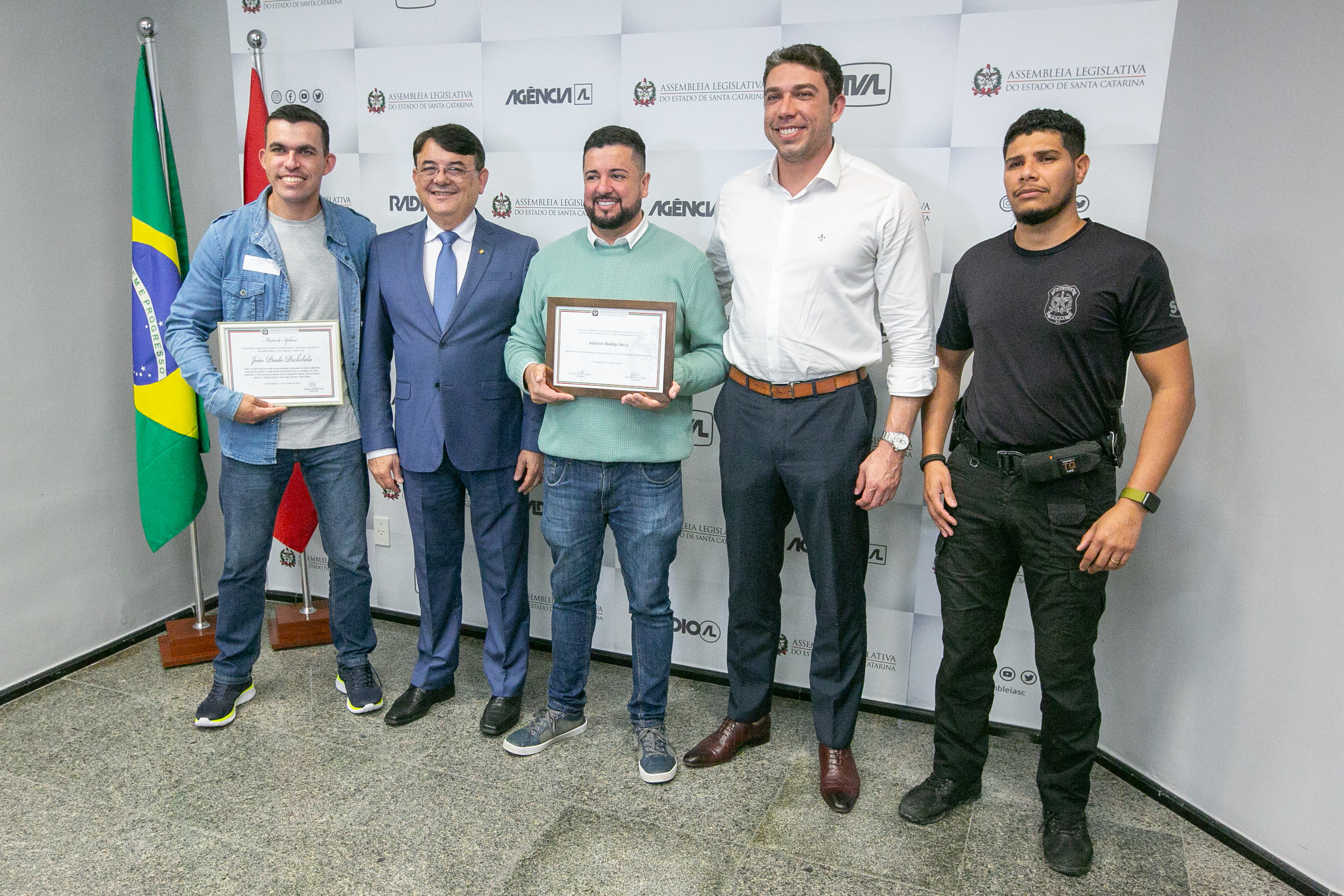 MOÇÃO DE APLAUSO - Deputado Maurício Peixer entrega honraria ao Sr. Anderson Rodrigo Souza