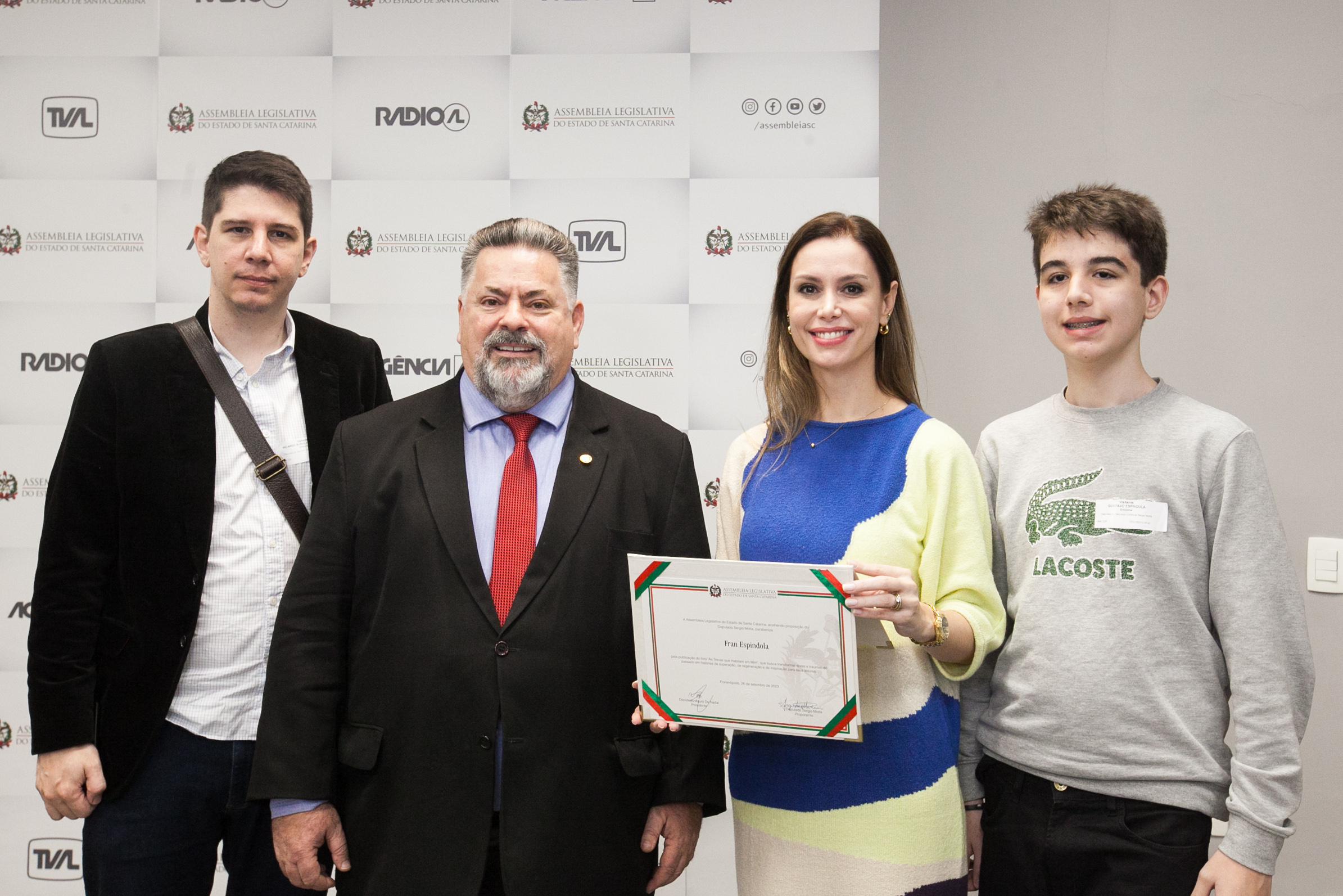 MOÇÃO DE APLAUSO - Deputado Sergio Motta entrega homenagem para Senhora Fran Espíndola