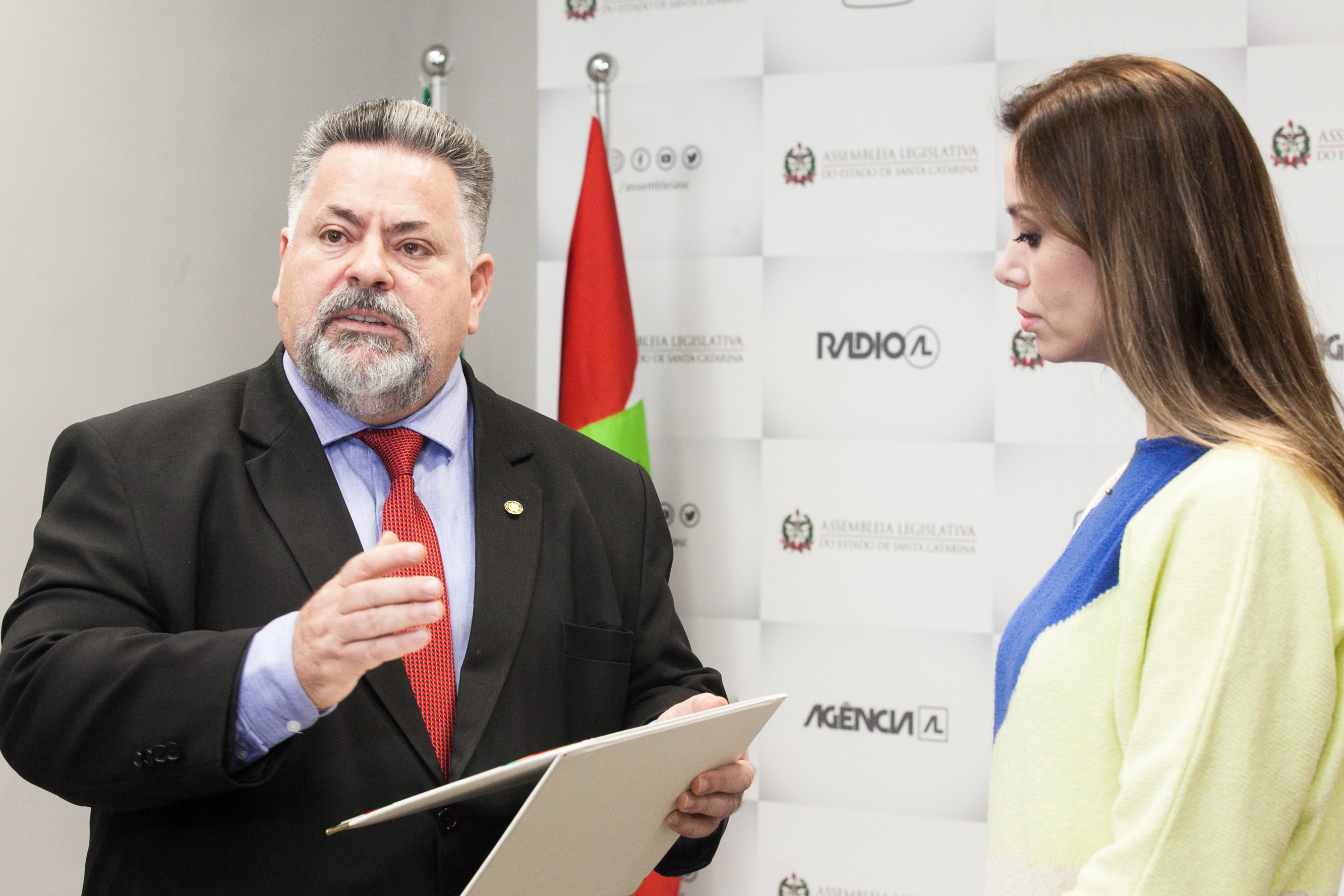 MOÇÃO DE APLAUSO - Deputado Sergio Motta entrega homenagem para Senhora Fran Espíndola