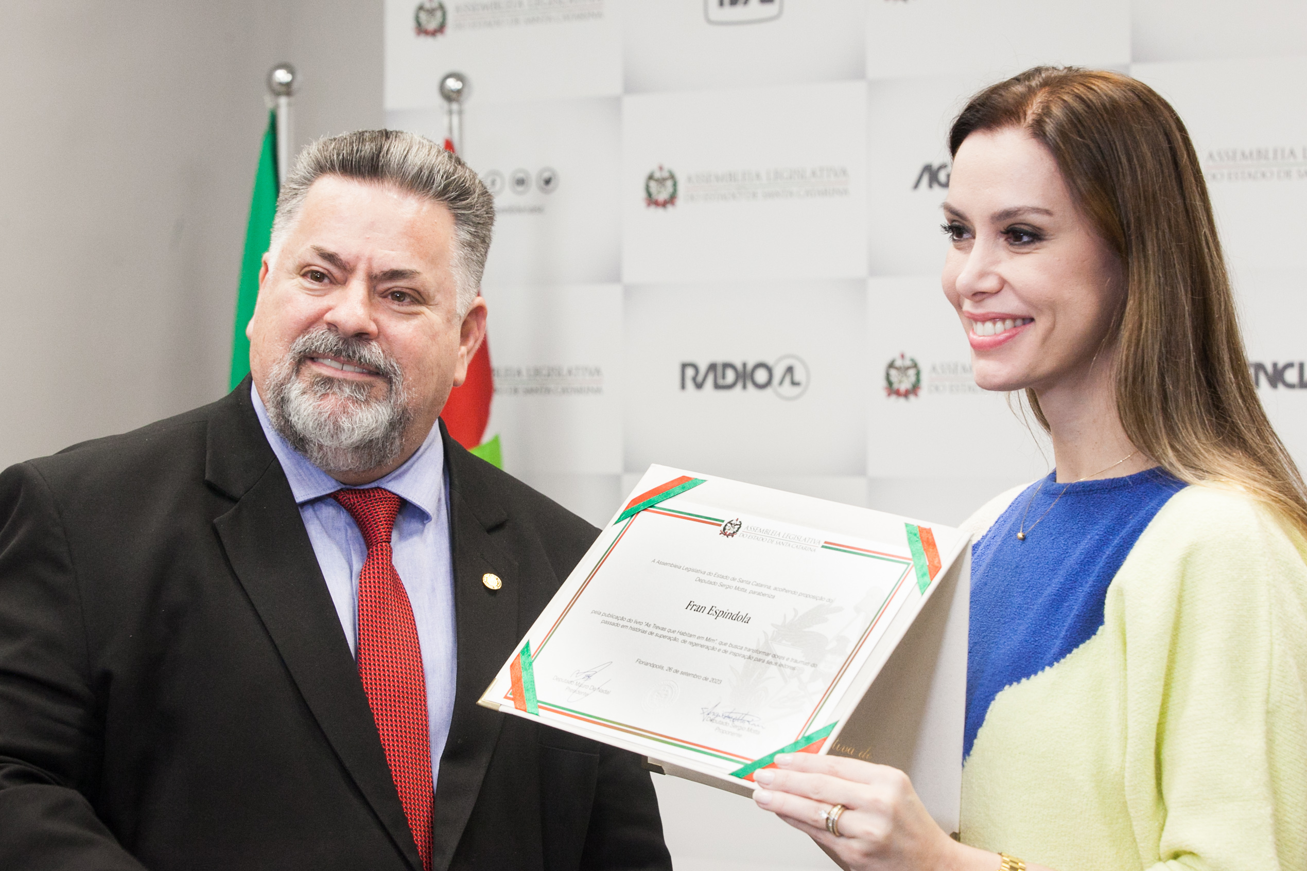 MOÇÃO DE APLAUSO – Deputado Sergio Motta entrega homenagem para Fran Espíndola