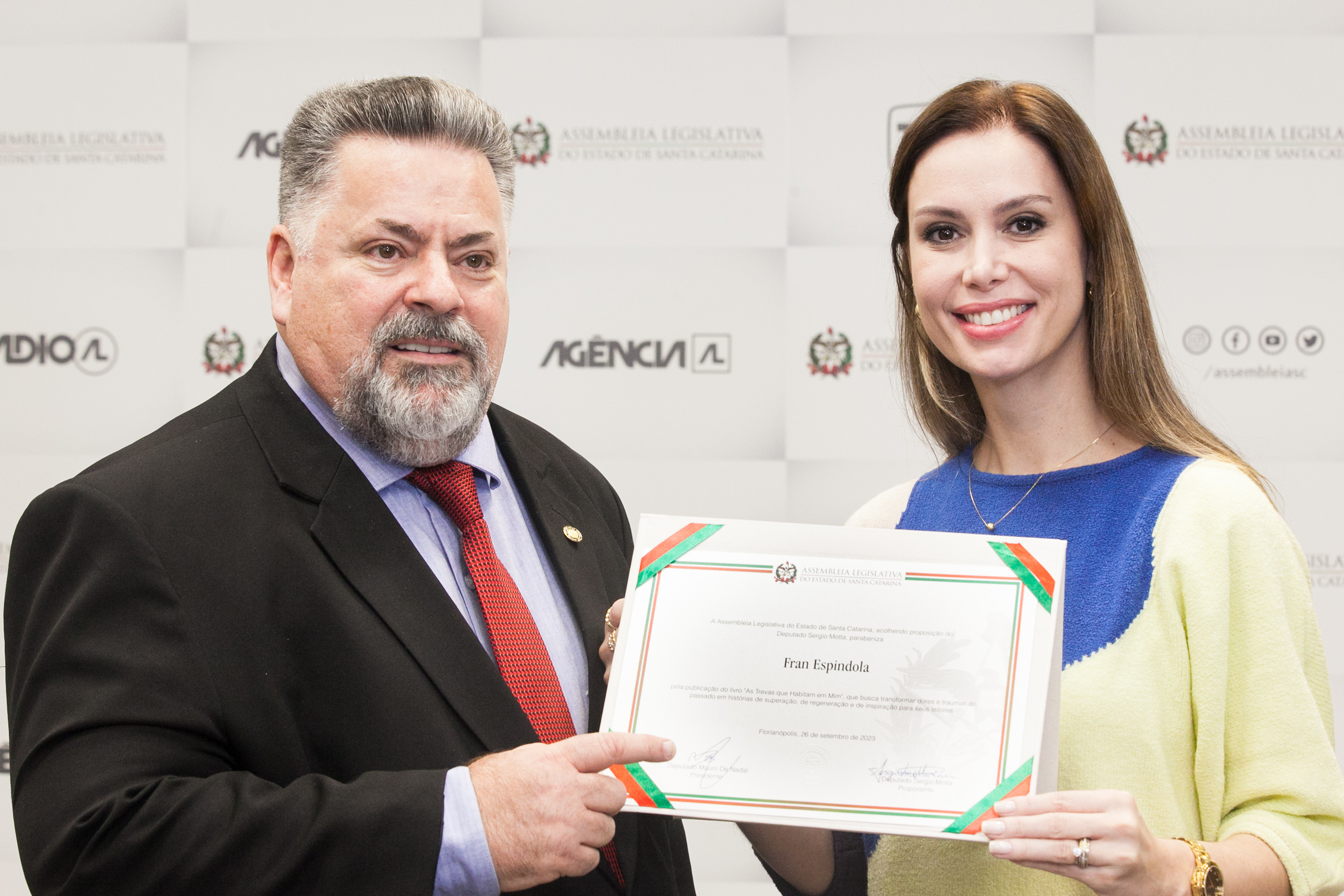 MOÇÃO DE APLAUSO - Deputado Sergio Motta entrega homenagem para Senhora Fran Espíndola