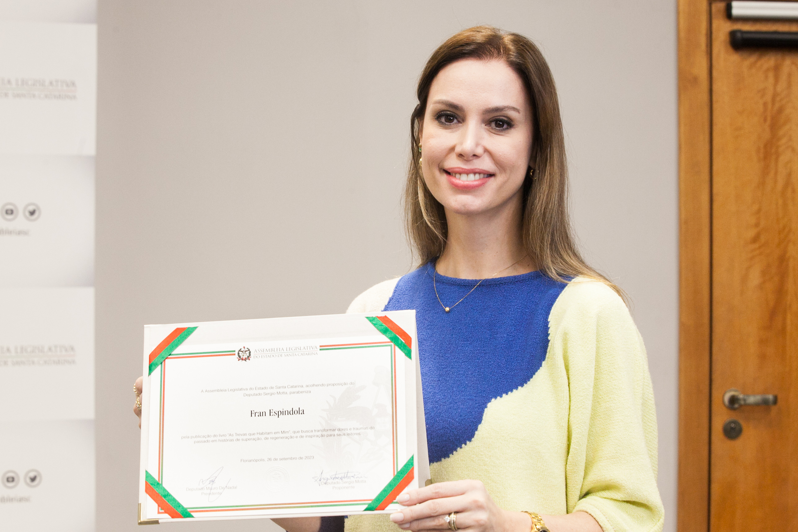 MOÇÃO DE APLAUSO - Deputado Sergio Motta entrega homenagem para Senhora Fran Espíndola