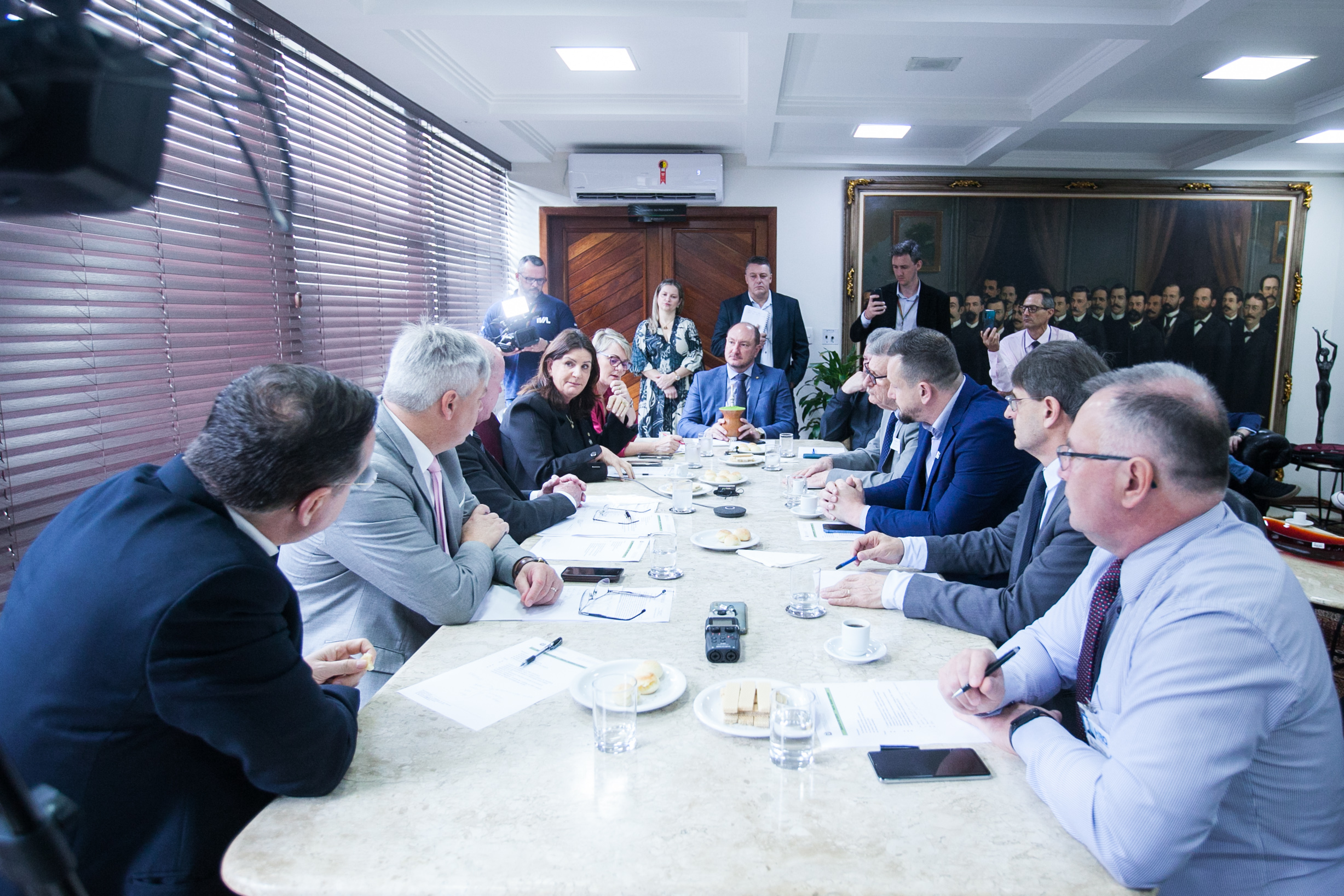 Reunião da Bancada do Oeste com secretária de Estado da Saúde Carmen Zanotto