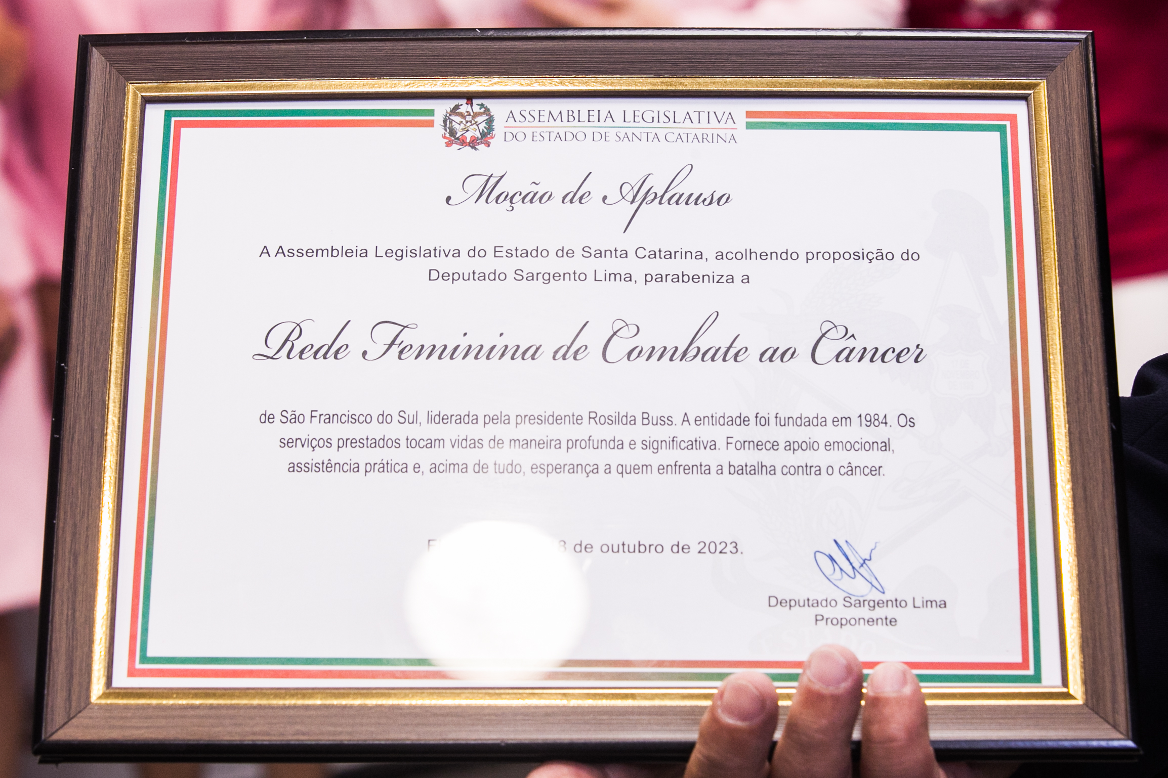 MOÇÃO DE APLAUSO - Deputado Sargento Lima entrega homenagem para Rede Feminina de Combate ao Câncer