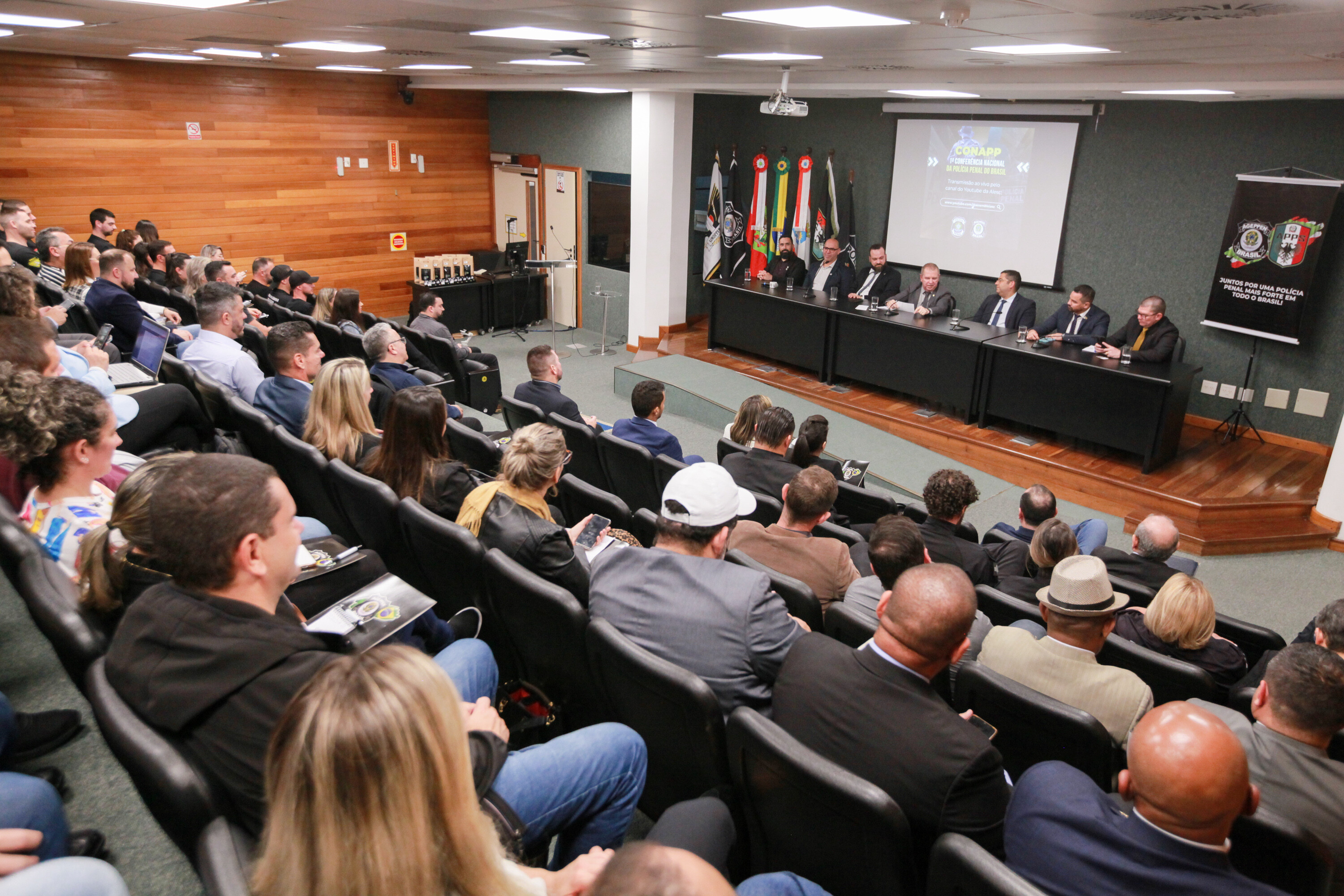 Representante do MJ diz que estratégia é tirar celulares de presídios
