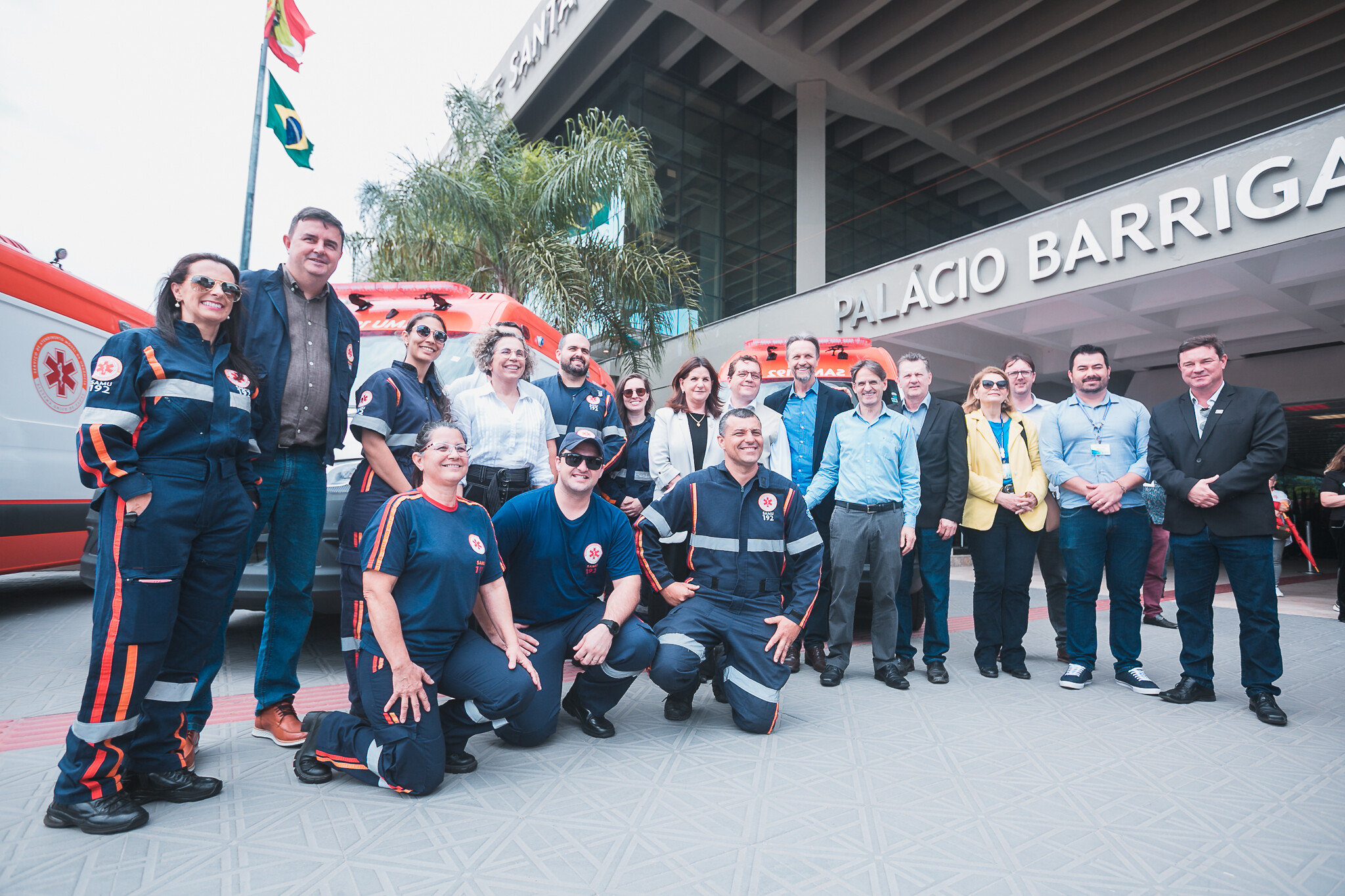 Participantes do ato de entrega das ambulâncias.