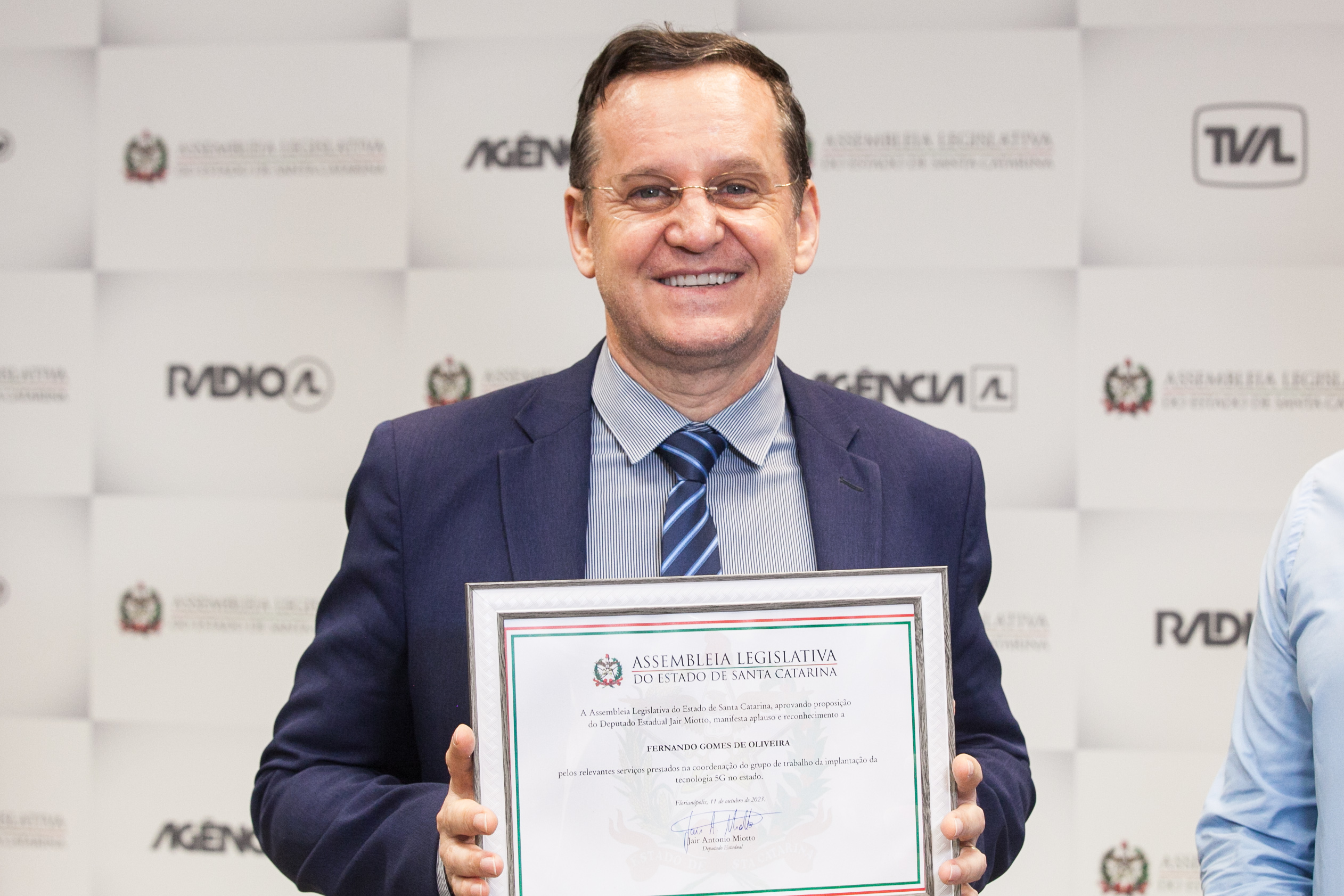 MOÇÃO DE APLAUSO - Deputado Jair Miotto entrega honraria a Fernando Gomes de Oliveira