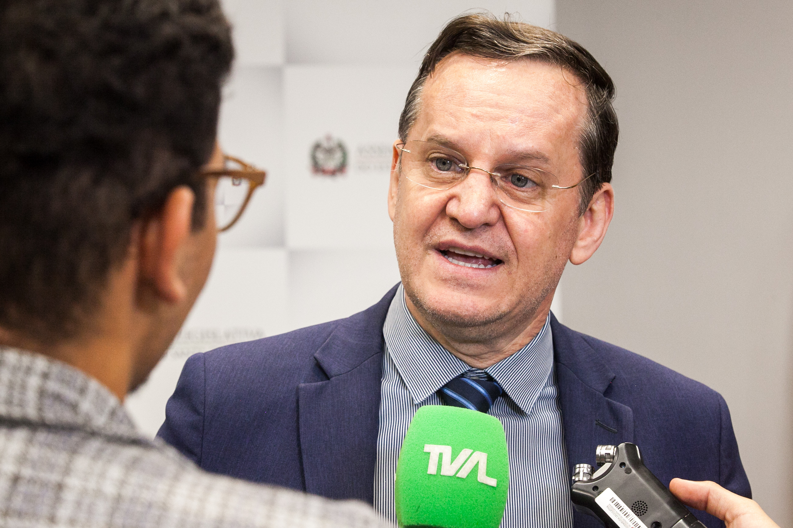 MOÇÃO DE APLAUSO - Deputado Jair Miotto entrega honraria a Fernando Gomes de Oliveira