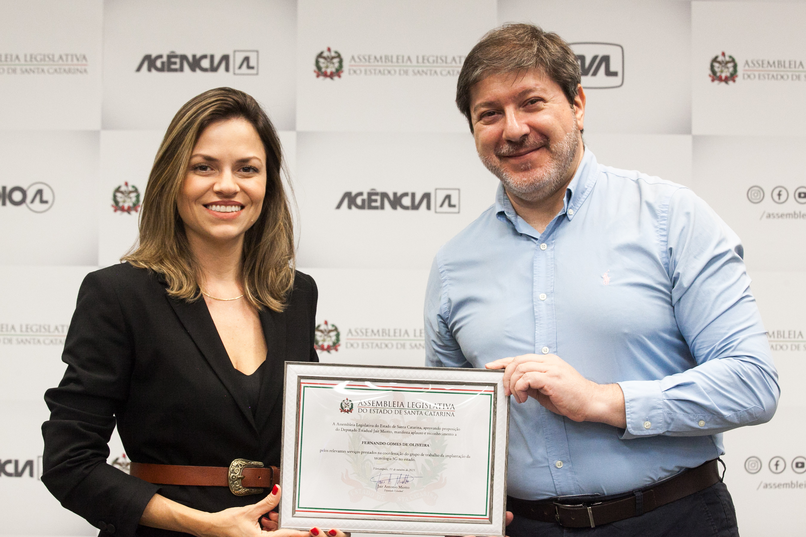 MOÇÃO DE APLAUSO - Deputado Jair Miotto entrega honraria a Fernando Gomes de Oliveira