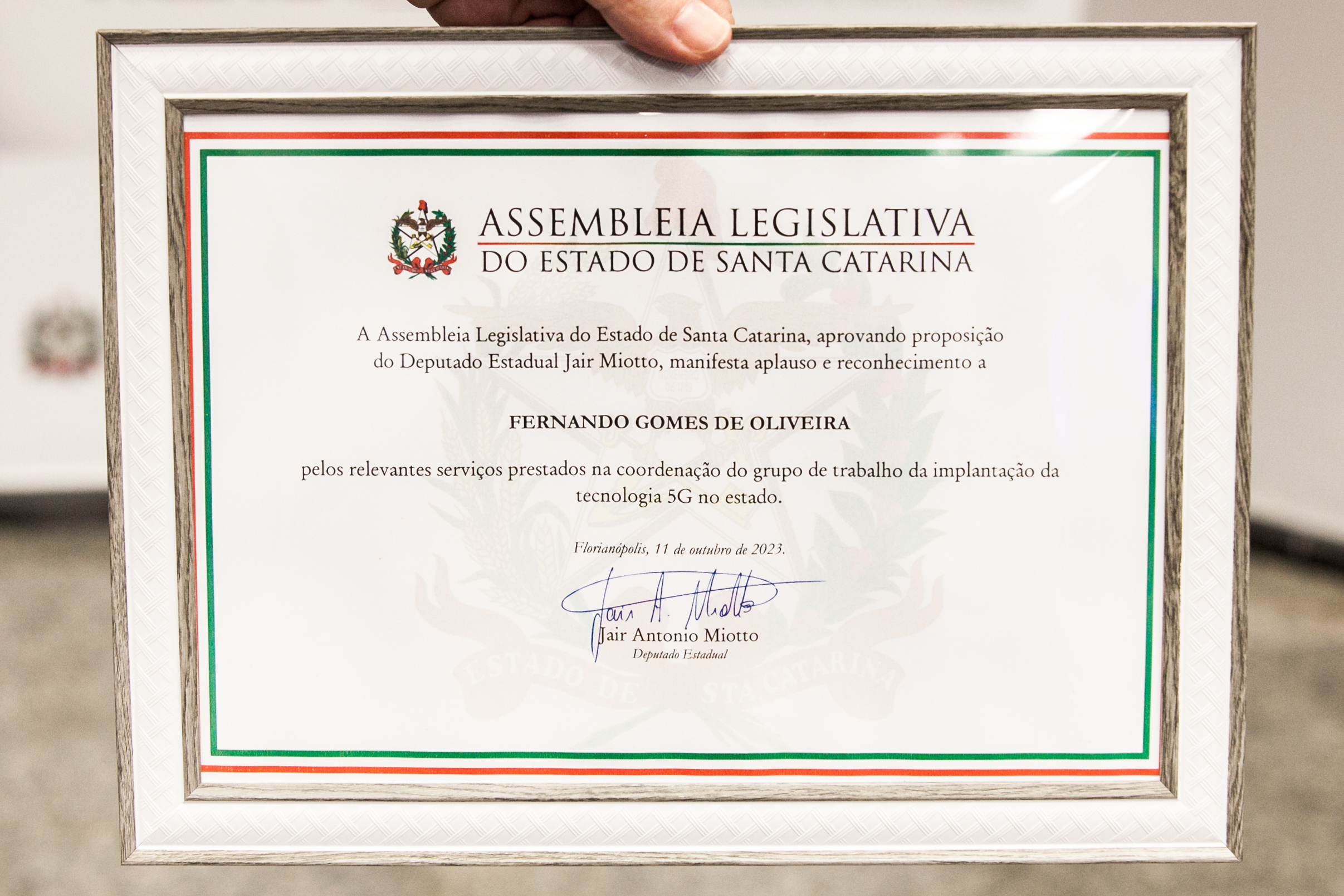 MOÇÃO DE APLAUSO - Deputado Jair Miotto entrega honraria a Fernando Gomes de Oliveira