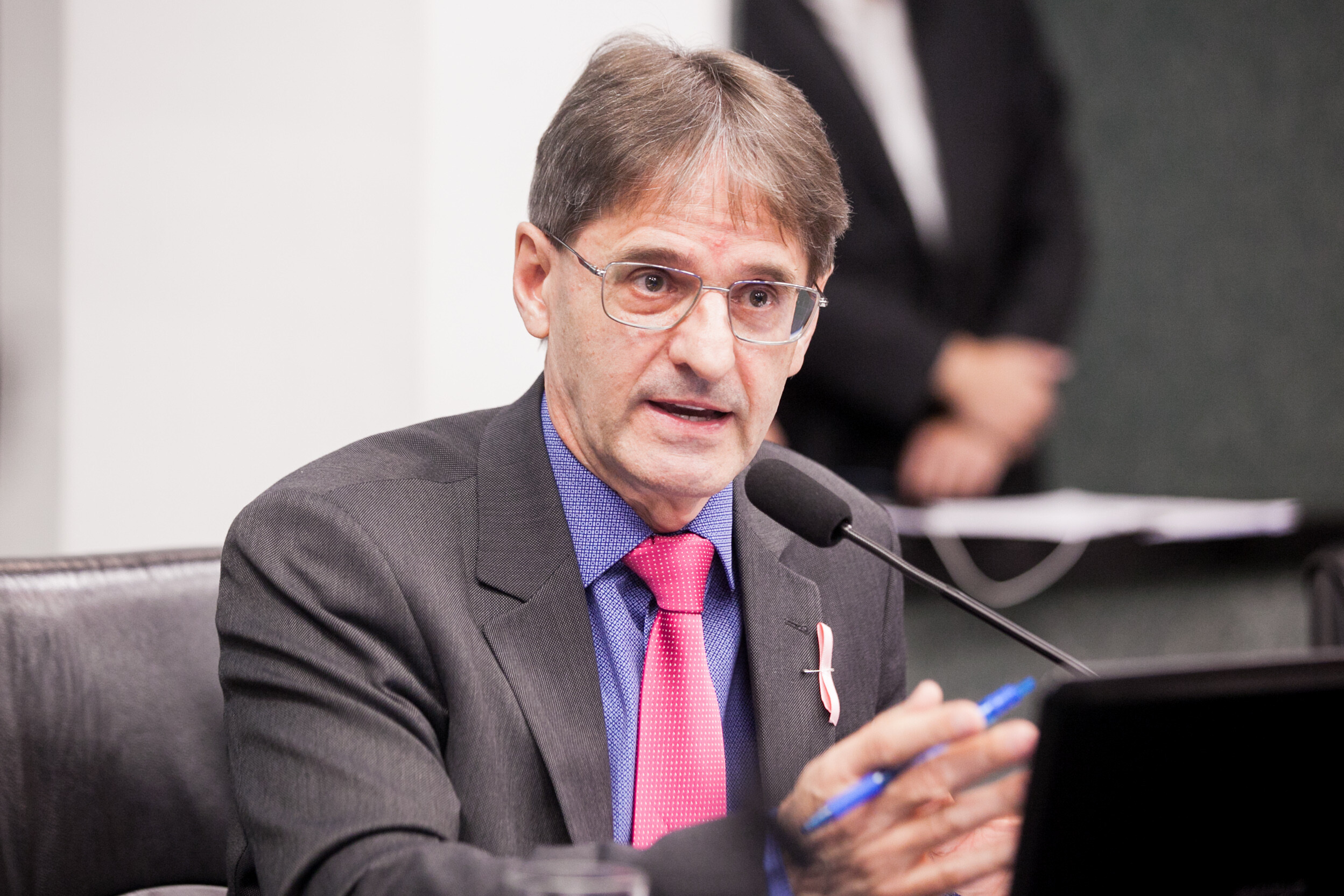 Presidente da Comissão de Saúde, deputado Neodi Saretta (PT) destaca que Parlamento precisa liderar debate sobre o tema.