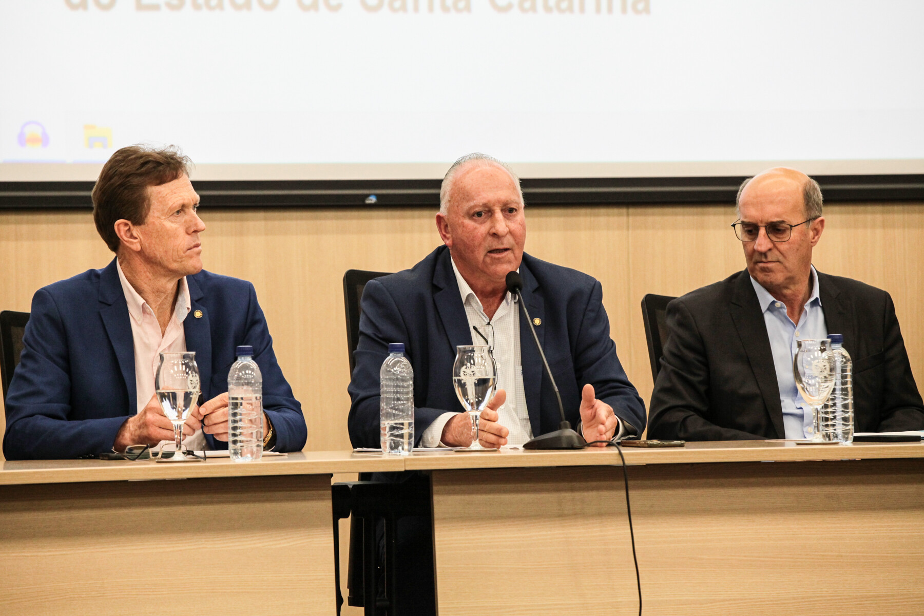 Debate foi proposto pelo deputado Oscar Gutz (ao centro). Participaram os deputados Volnei Weber (esq.) e José Milton Scheffer (dir.)