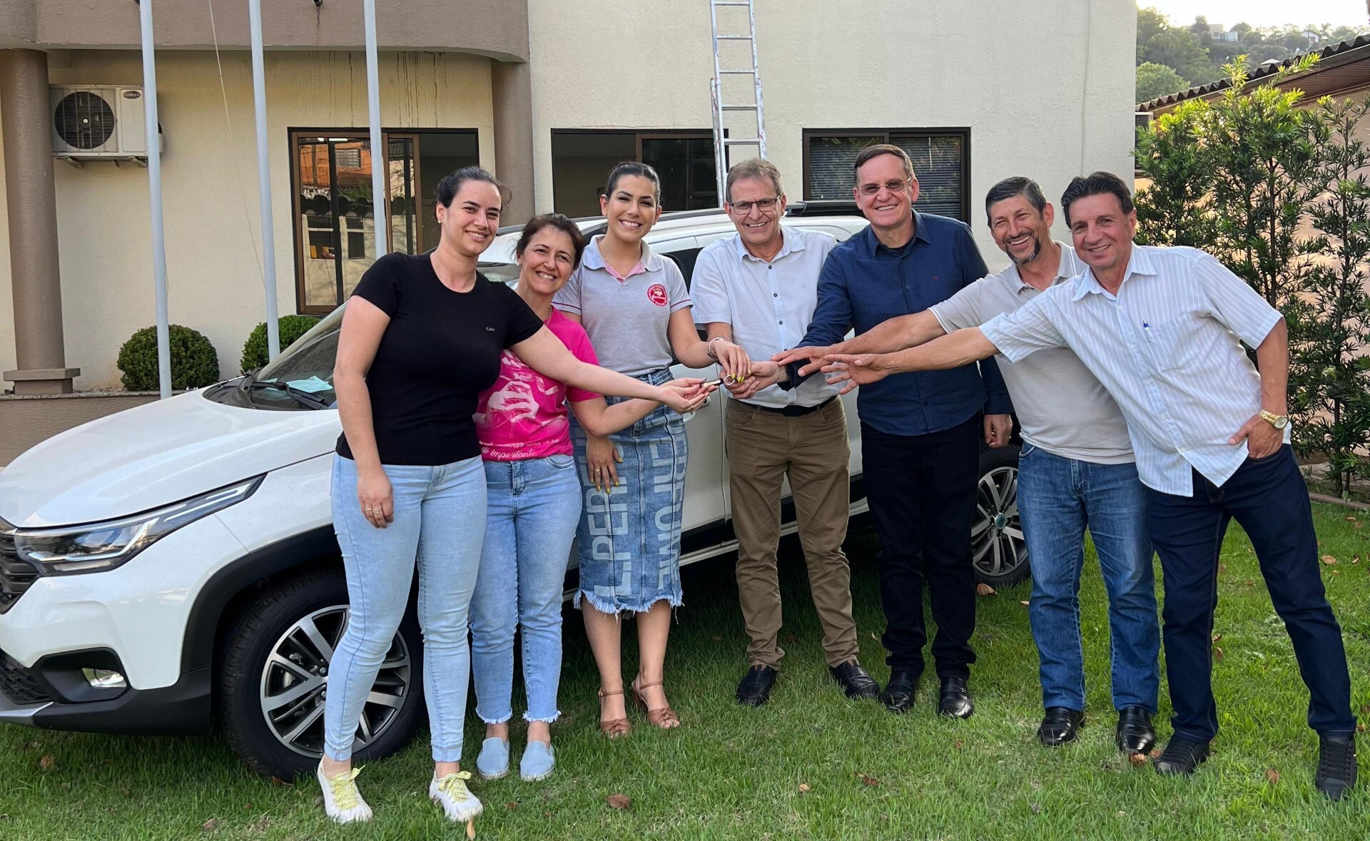 No Oeste Miotto entrega veículos para saúde e educação, equipamentos agrícolas e escolares