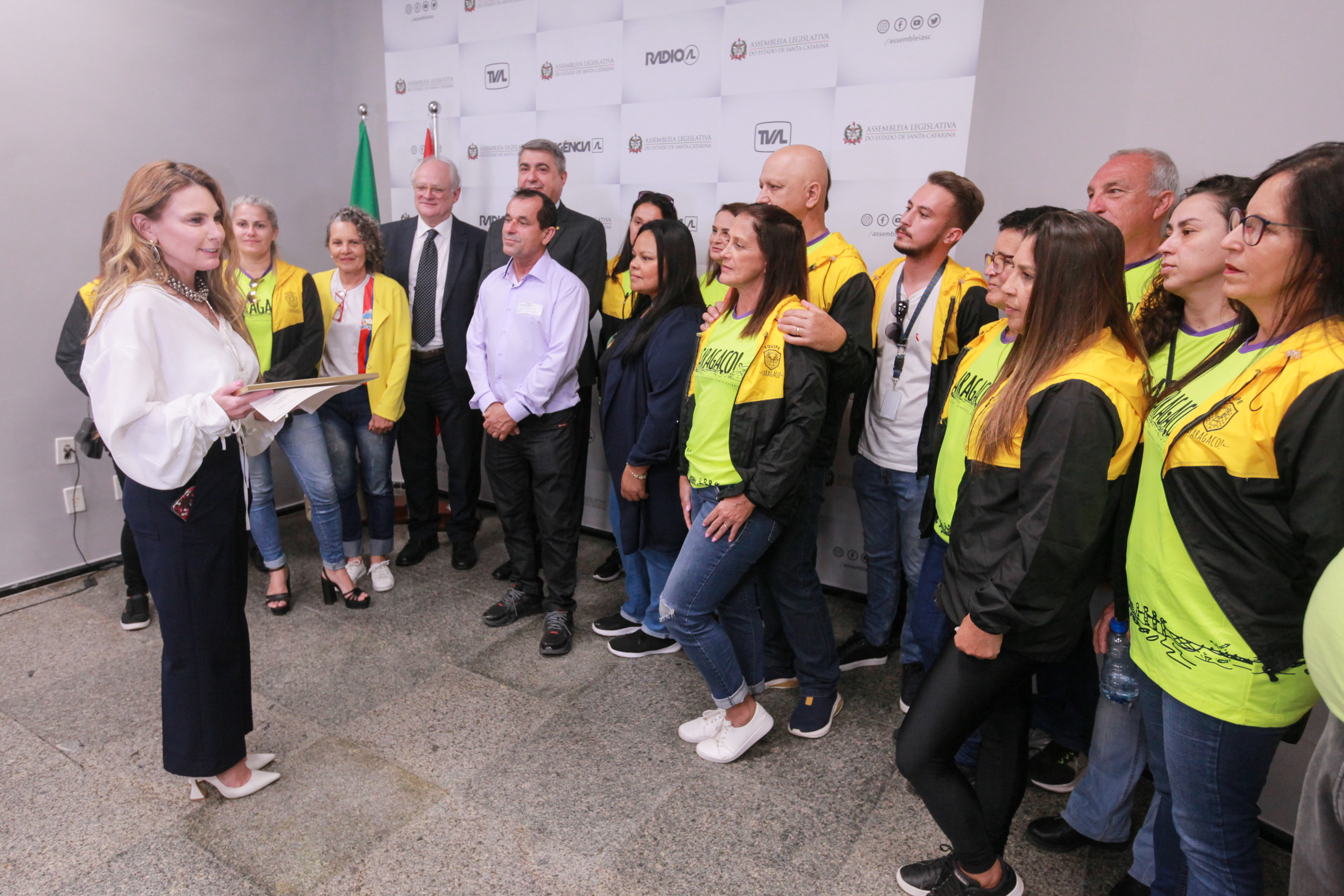 Deputada Paulinha homenageia Grupo Saragaço
