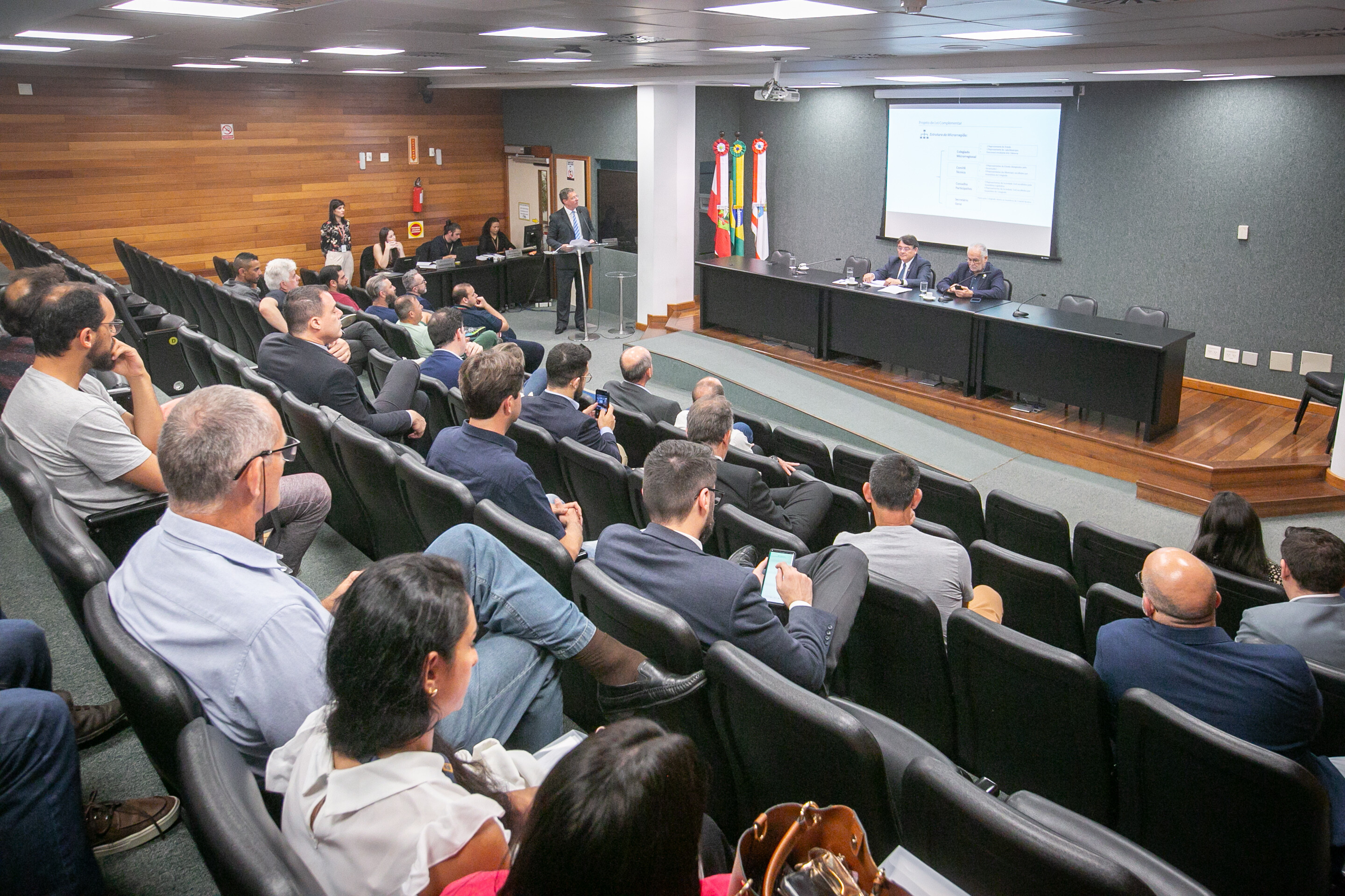 Engenheiros, técnicos e dirigentes municipais prestigiaram a reunião