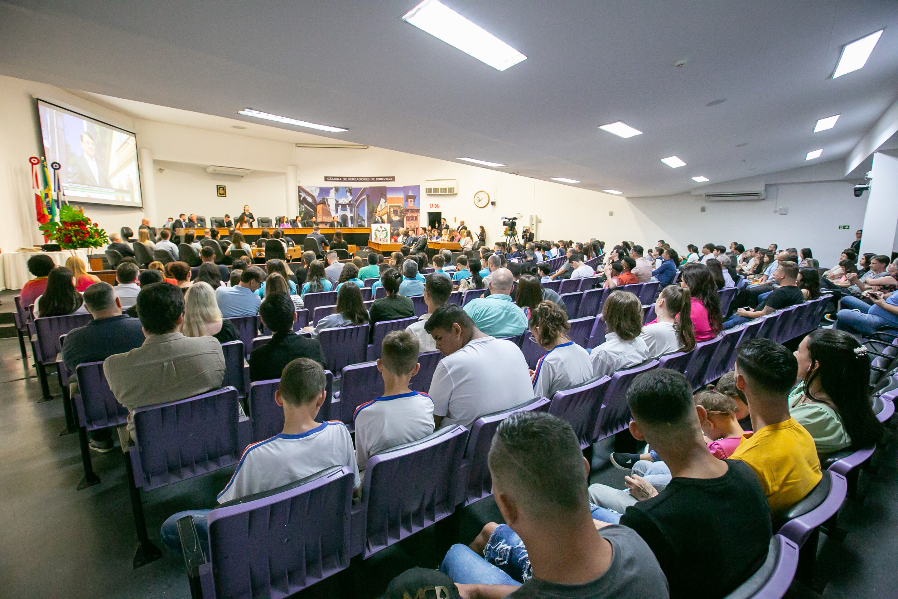 A solenidade aconteceu no plenário da Câmara Municipal de Joinville.