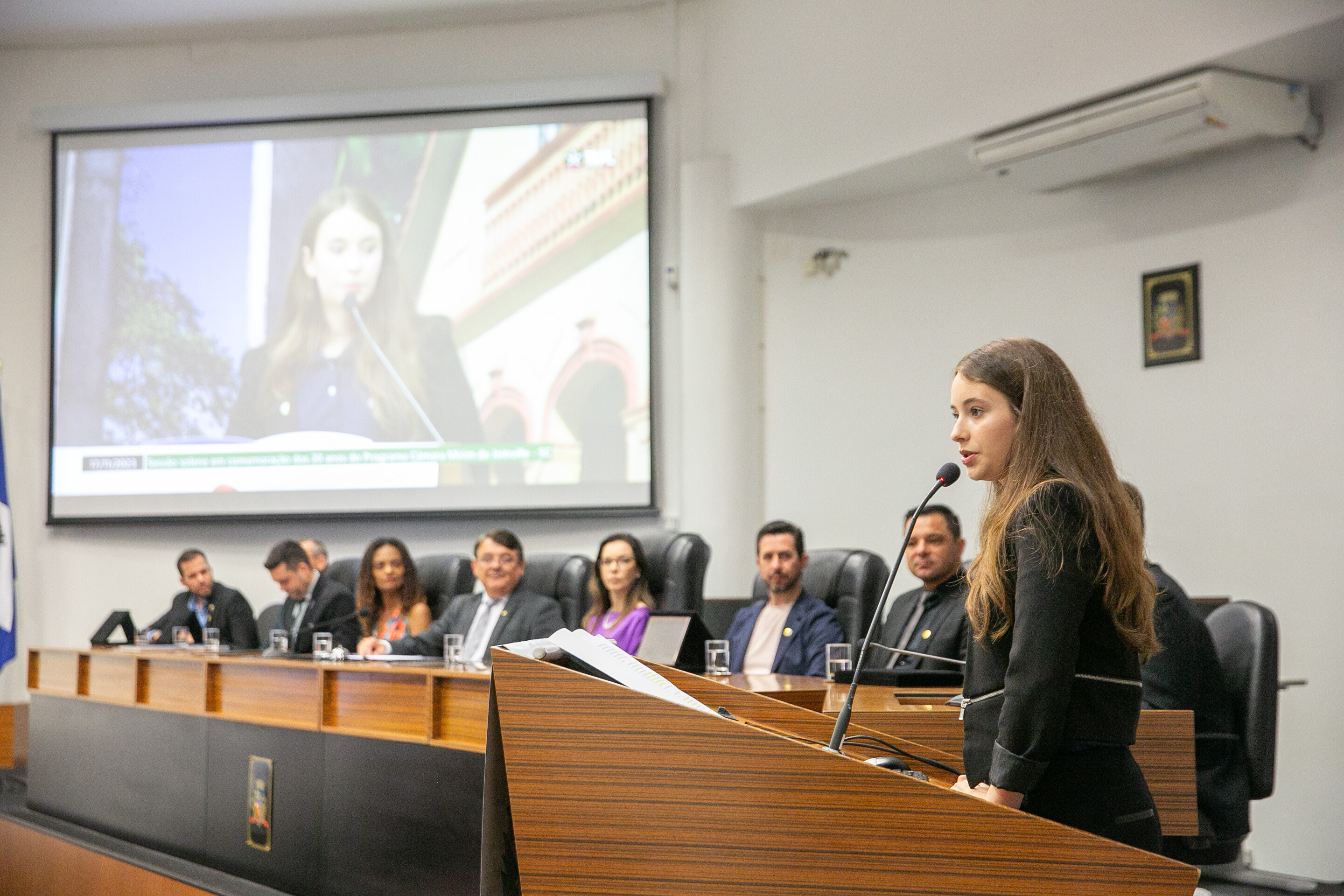 Júlia Valentine Schmoller Dias, atual presidente da Câmara Mirim de Joinville, discursa durante a sessão.