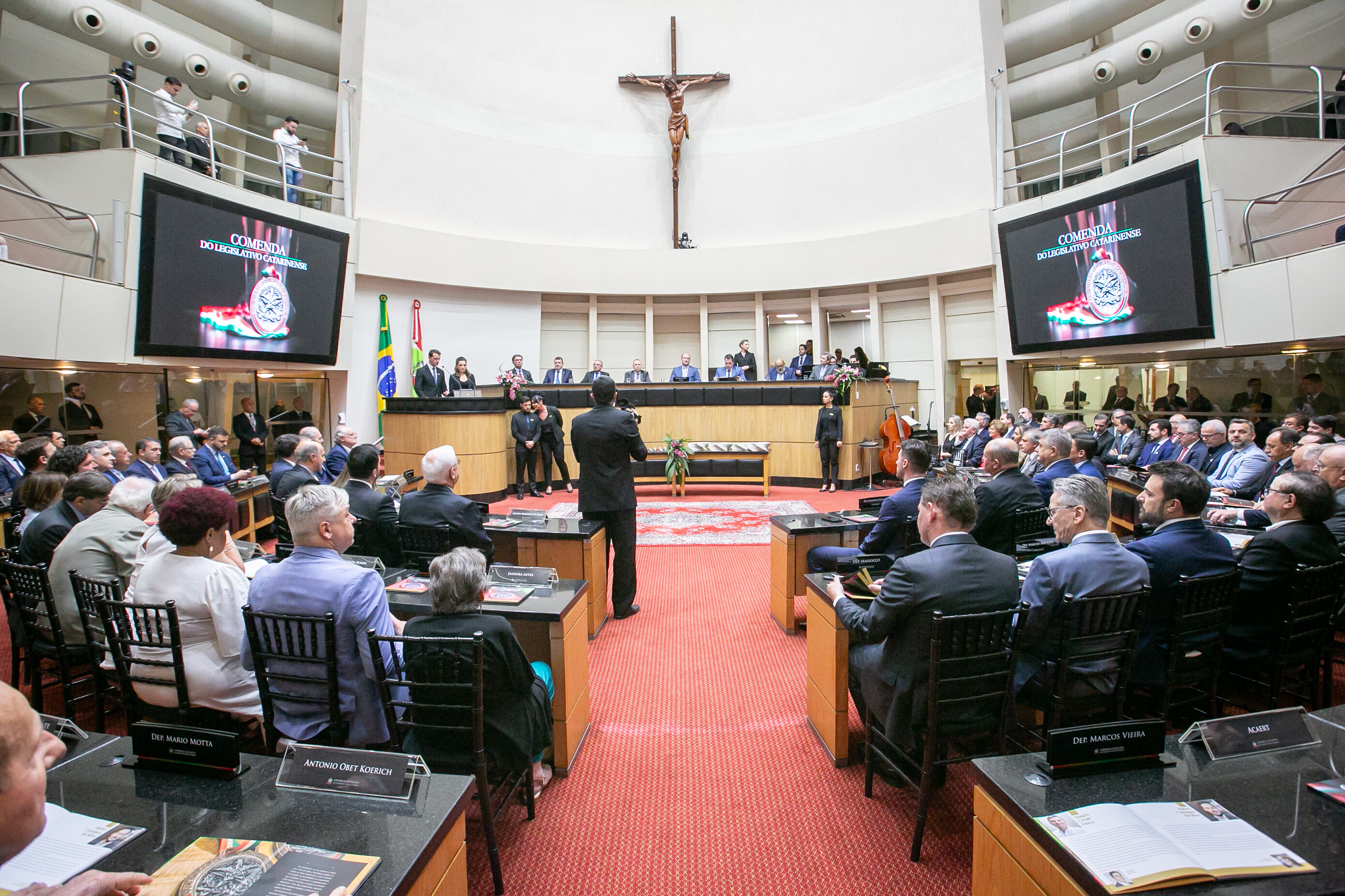 Sessão solene marca a entrega da Comenda do Legislativo Catarinense 2023