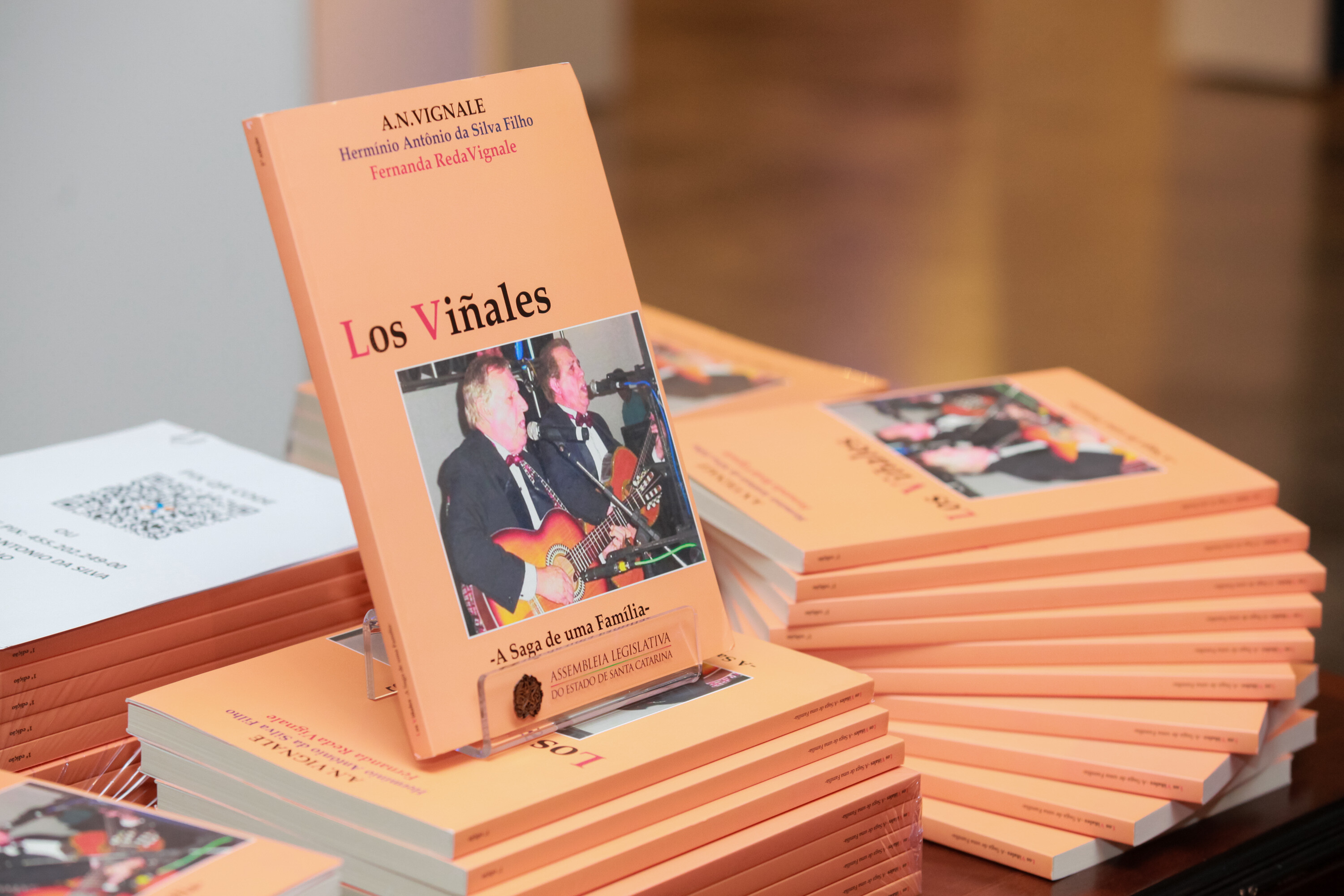 Livro conta a trajetória da dupla catarinense Los Viñales e sua família