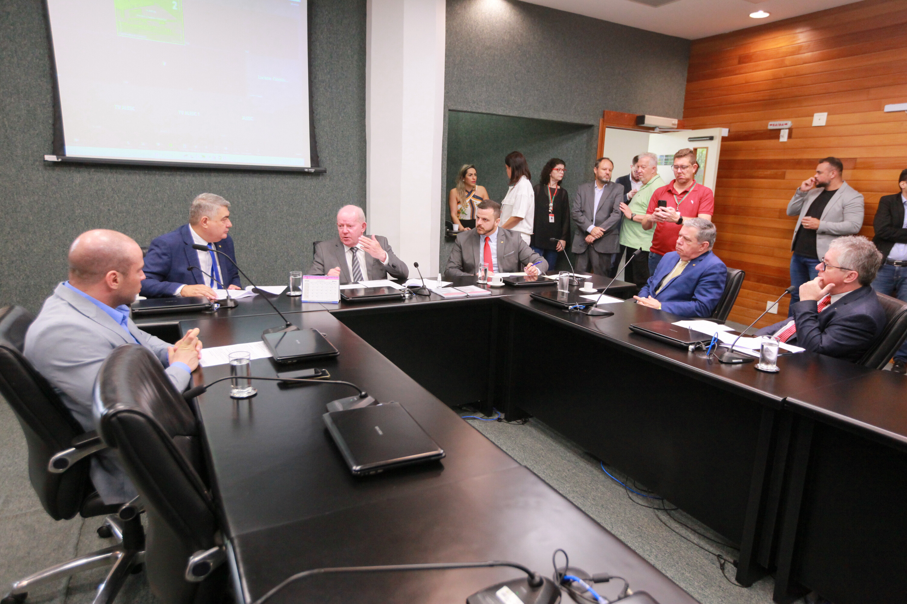 Comissão de Finanças aprova PL sobre pagamento de fianças por meio de Pix