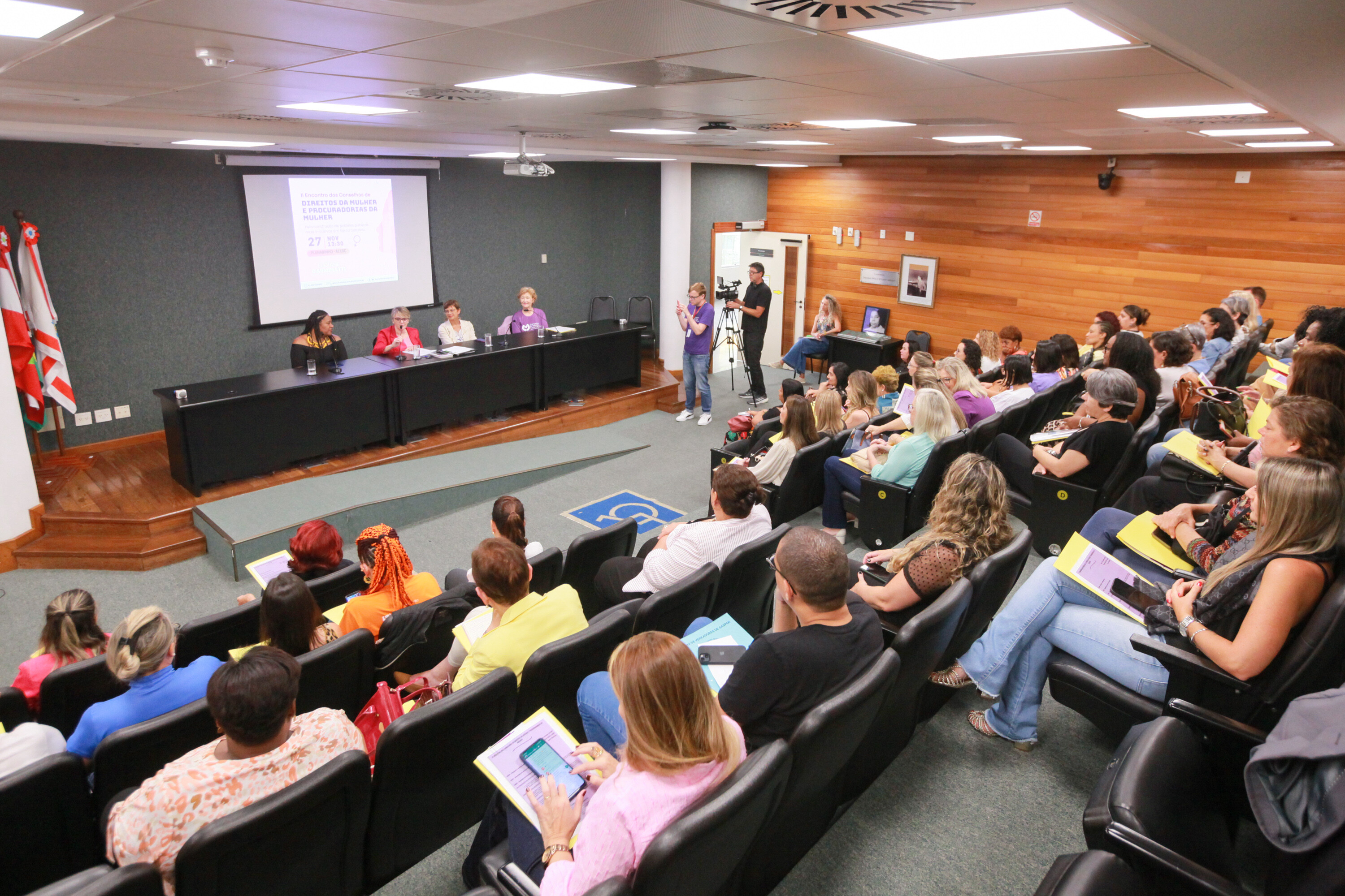 Encontro debate políticas públicas para mulheres vítimas de violência
