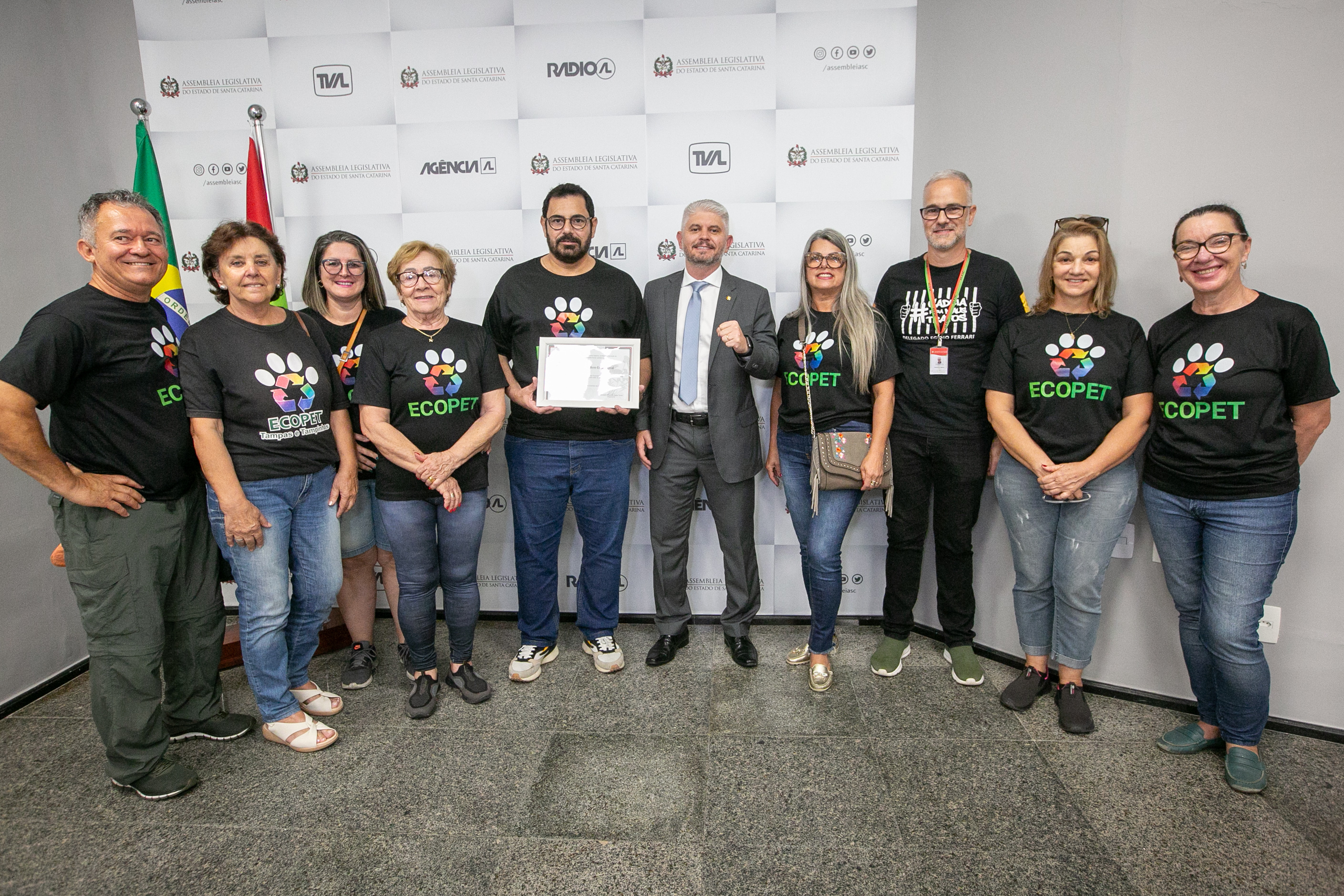 MOÇÃO DE APLAUSO – Deputado Delegado Egídio entrega honraria a Ecopet – Ecologia e Bem-Estar Animal