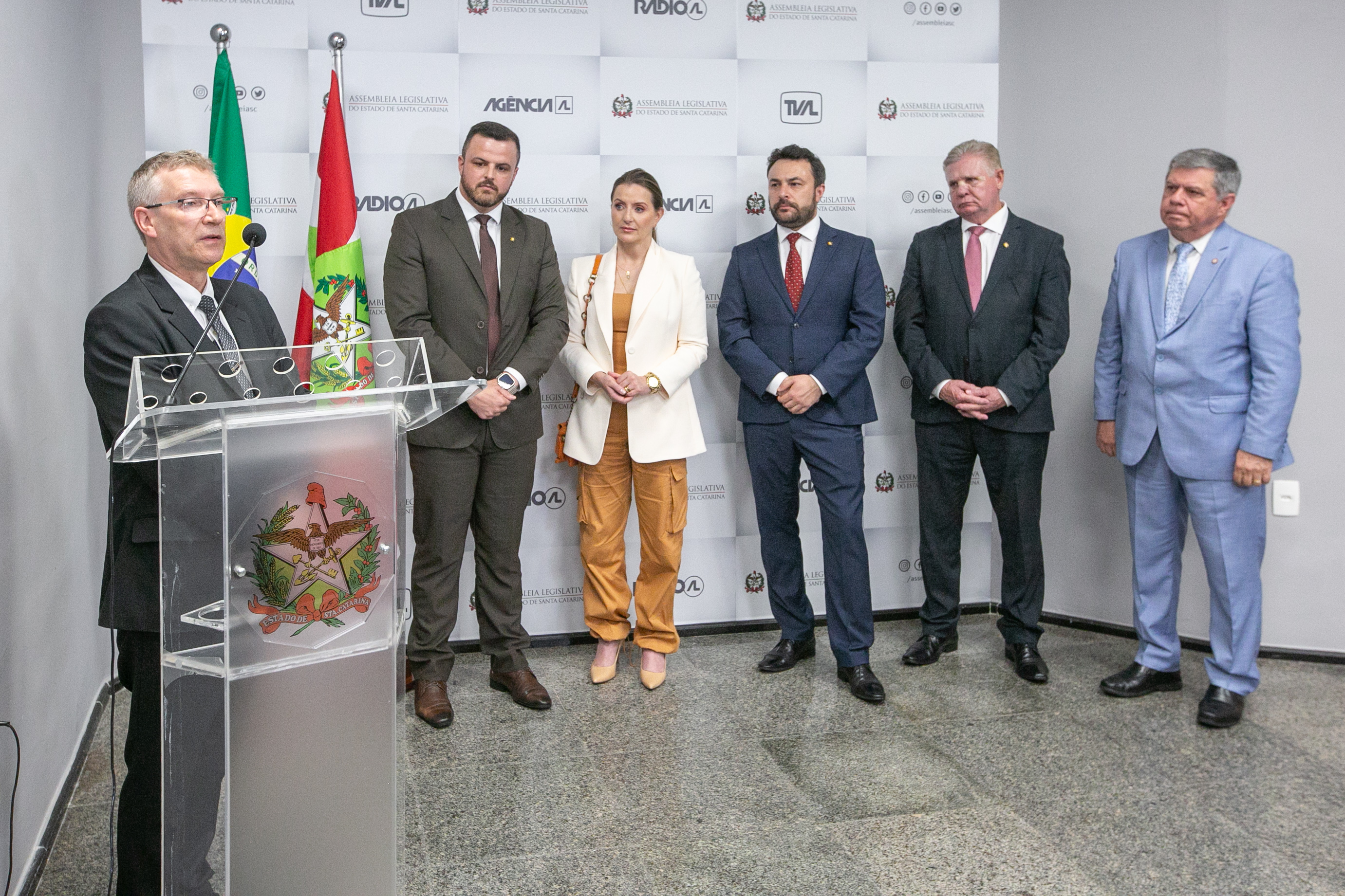 MOÇÃO DE APLAUSO – Deputado Lucas Neves entrega honraria ao Centro Universitário FACVEST