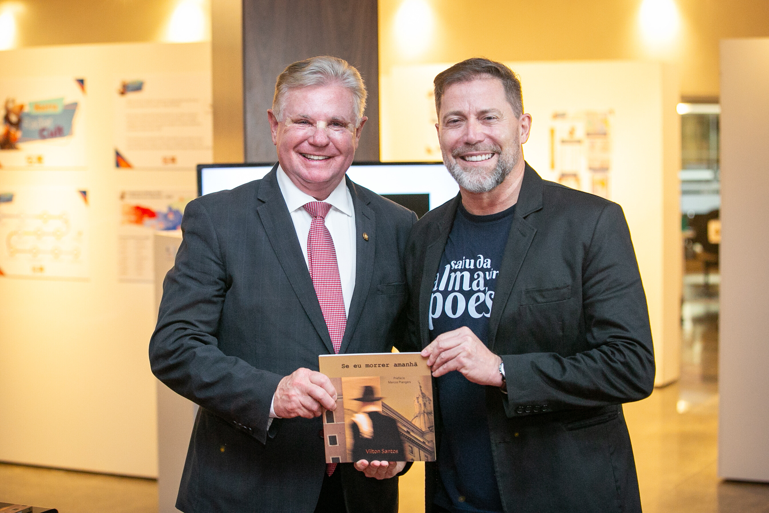 Noite de autógrafos marcou lançamento do livro “Se eu morrer amanhã”
