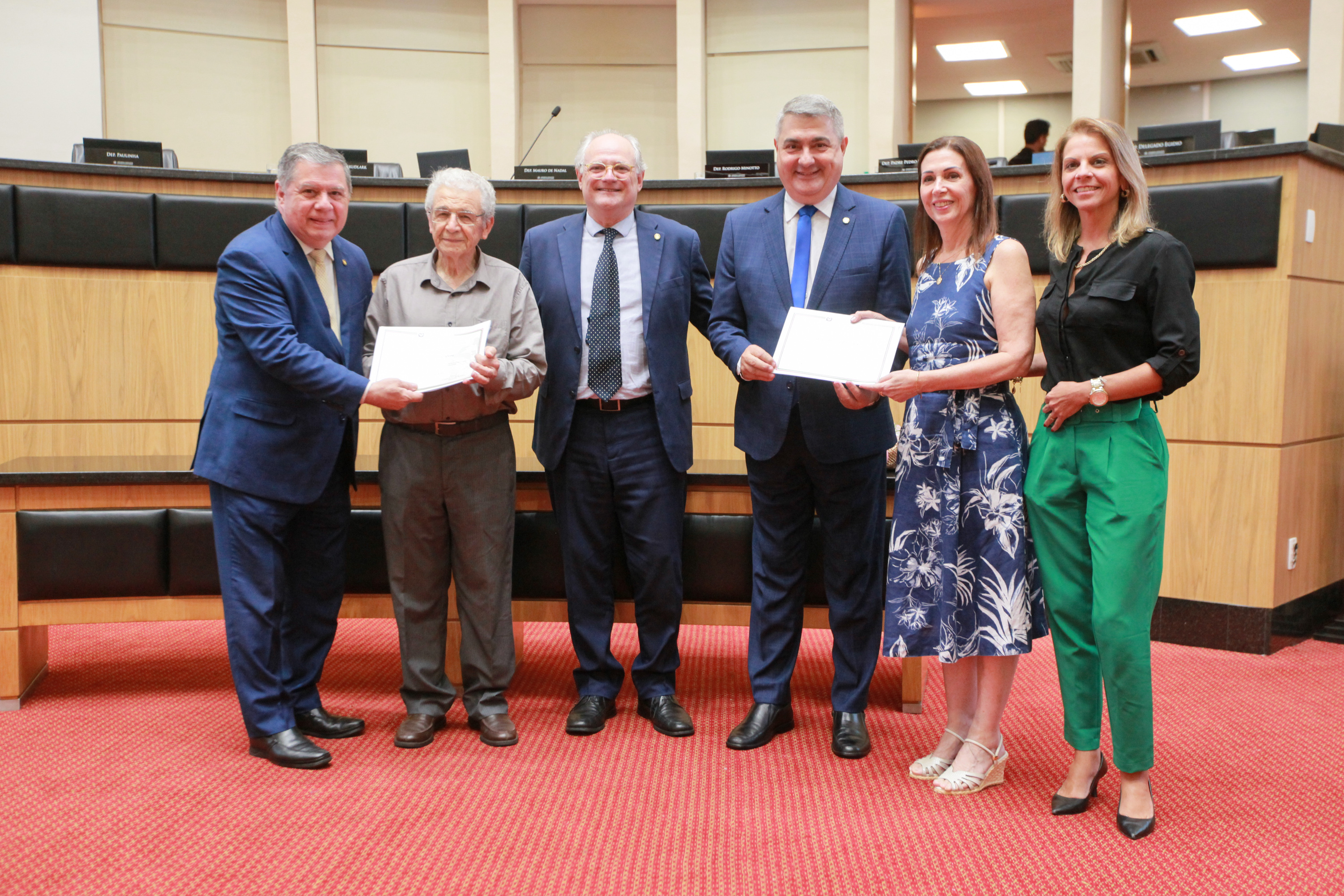 Deputado Vicente Caropreso entrega homenagem ao Hospital Infantil Joana de Gusmão