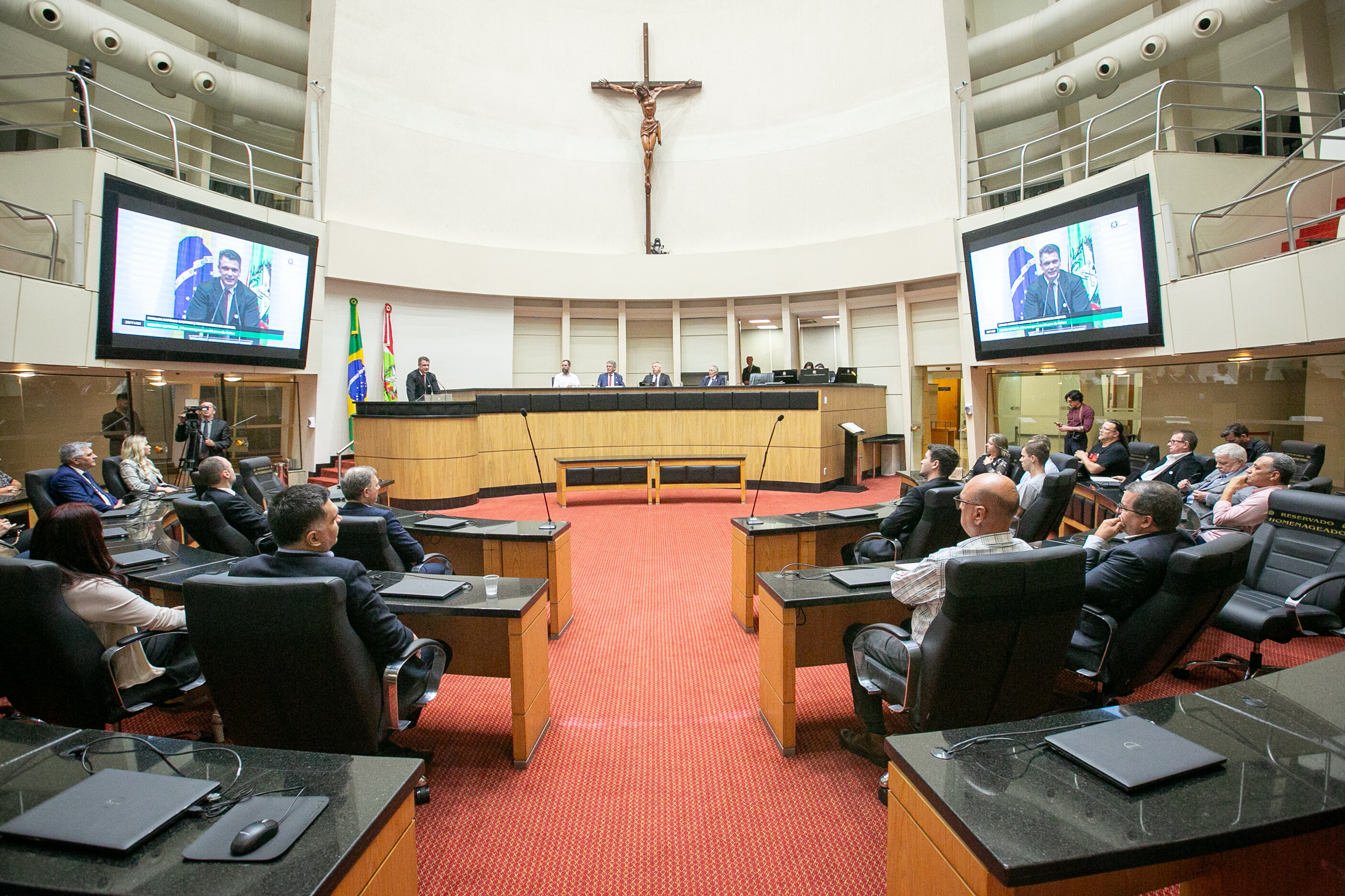 A solenidade aconteceu no Plenário Deputado Osni Régis, na Assembleia Legislativa.