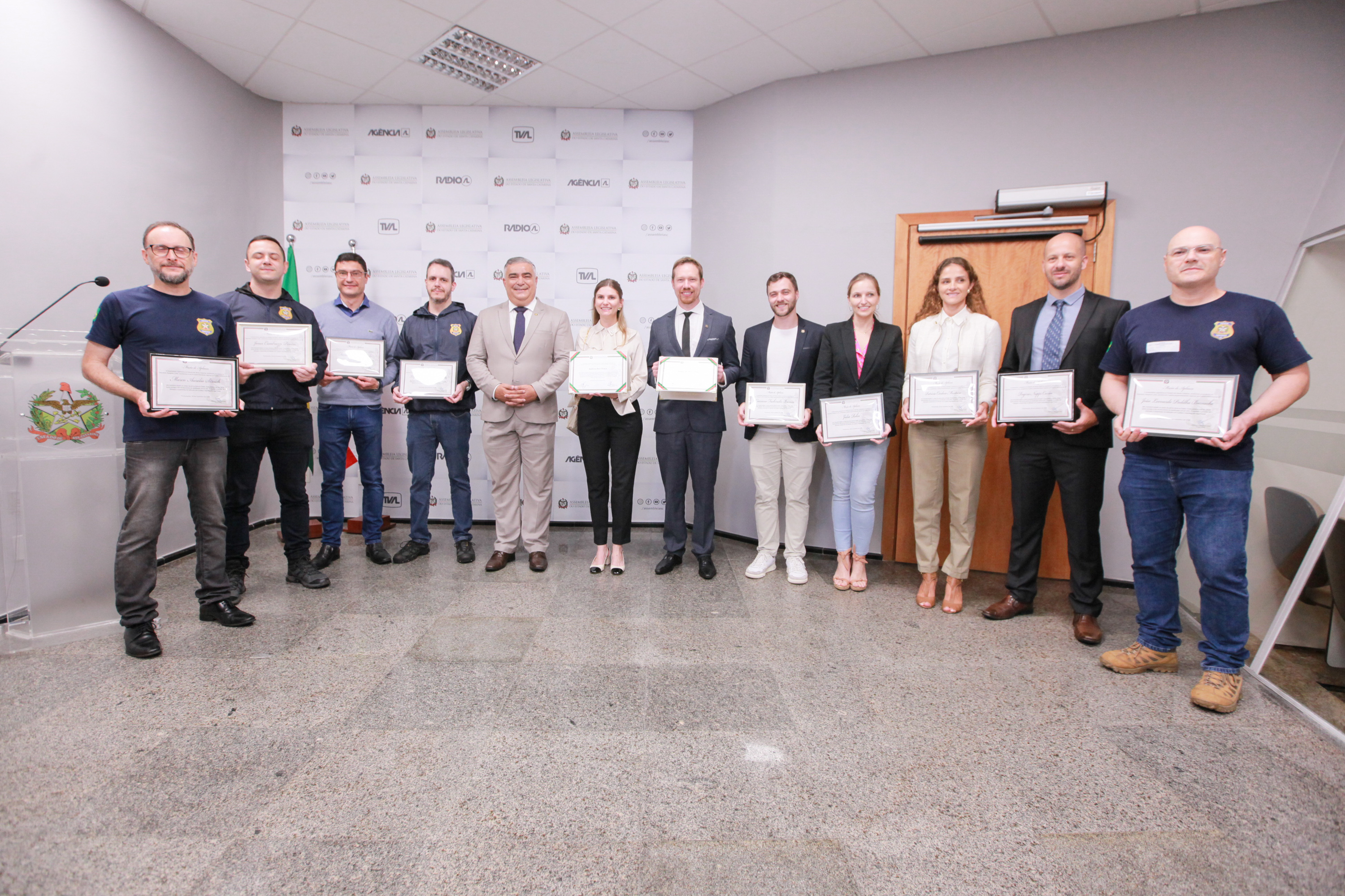 Deputado Sargento Lime entrega homenagem à Polícia Científica