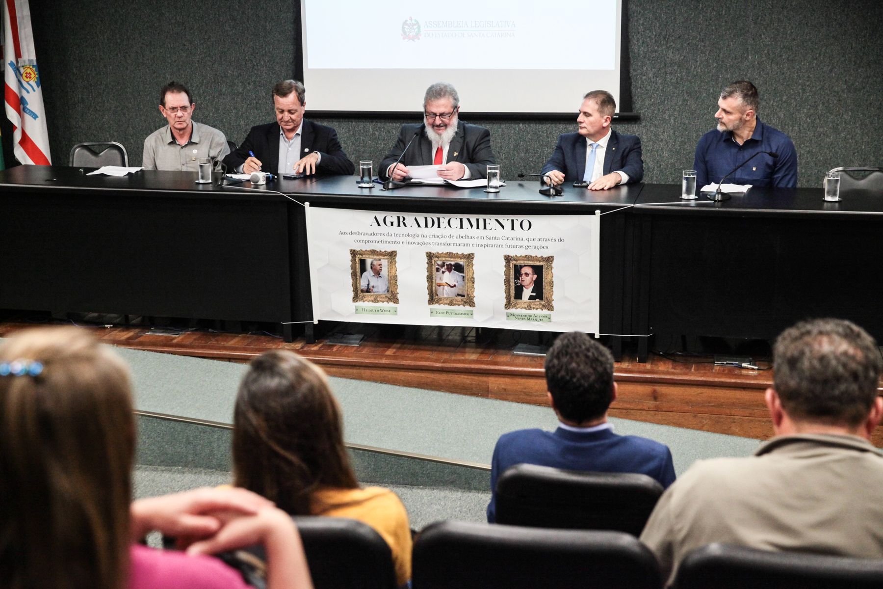 Homenagem aos apicultores, meliponicultores e incentivadores da cadeia produtiva do mel.